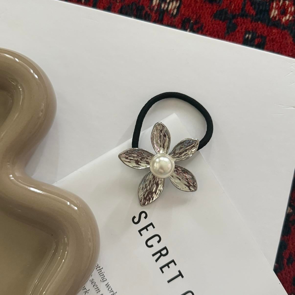 Silver İncili Çiçek Lastik Toka