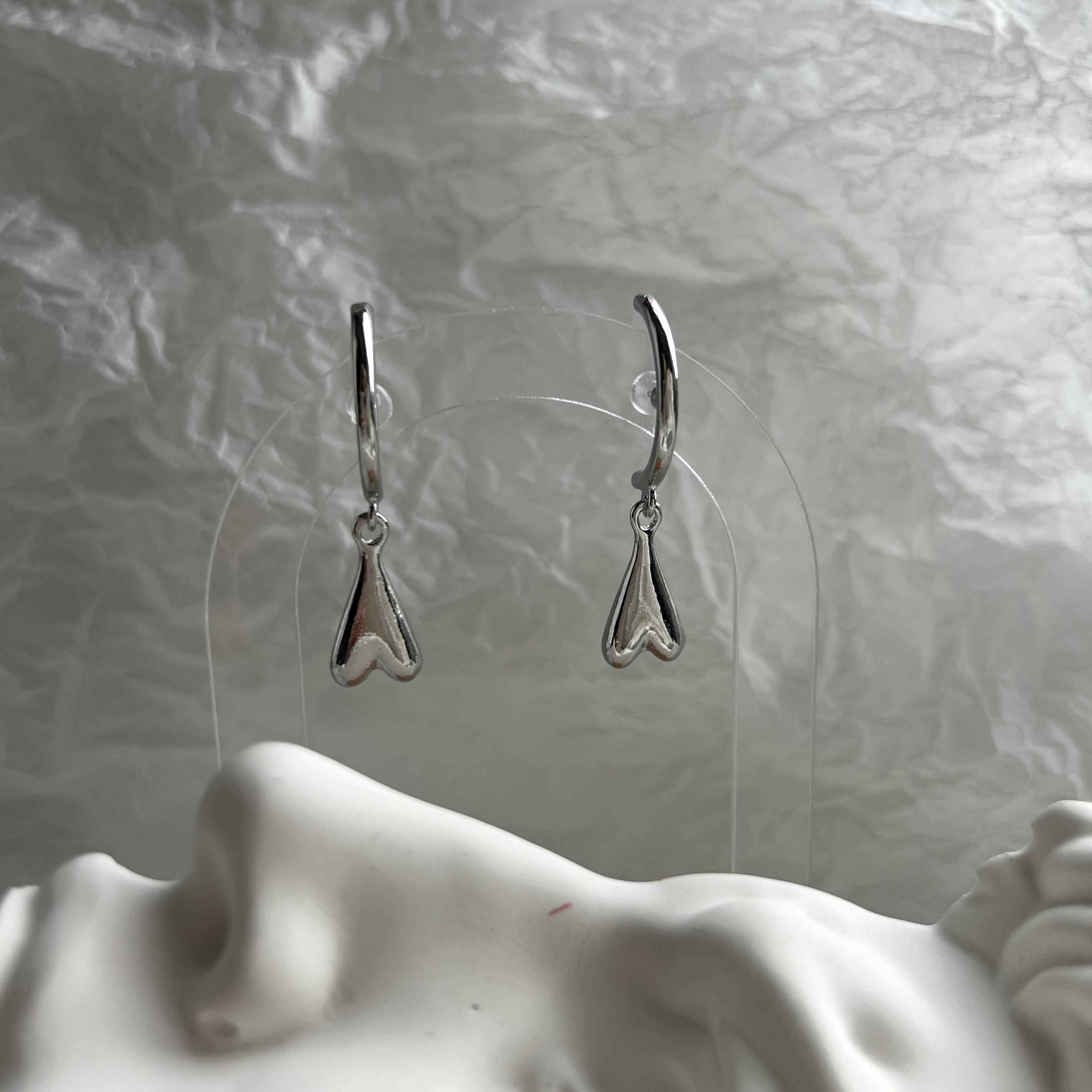 Silver Ters Sallantı Kalp Küpe