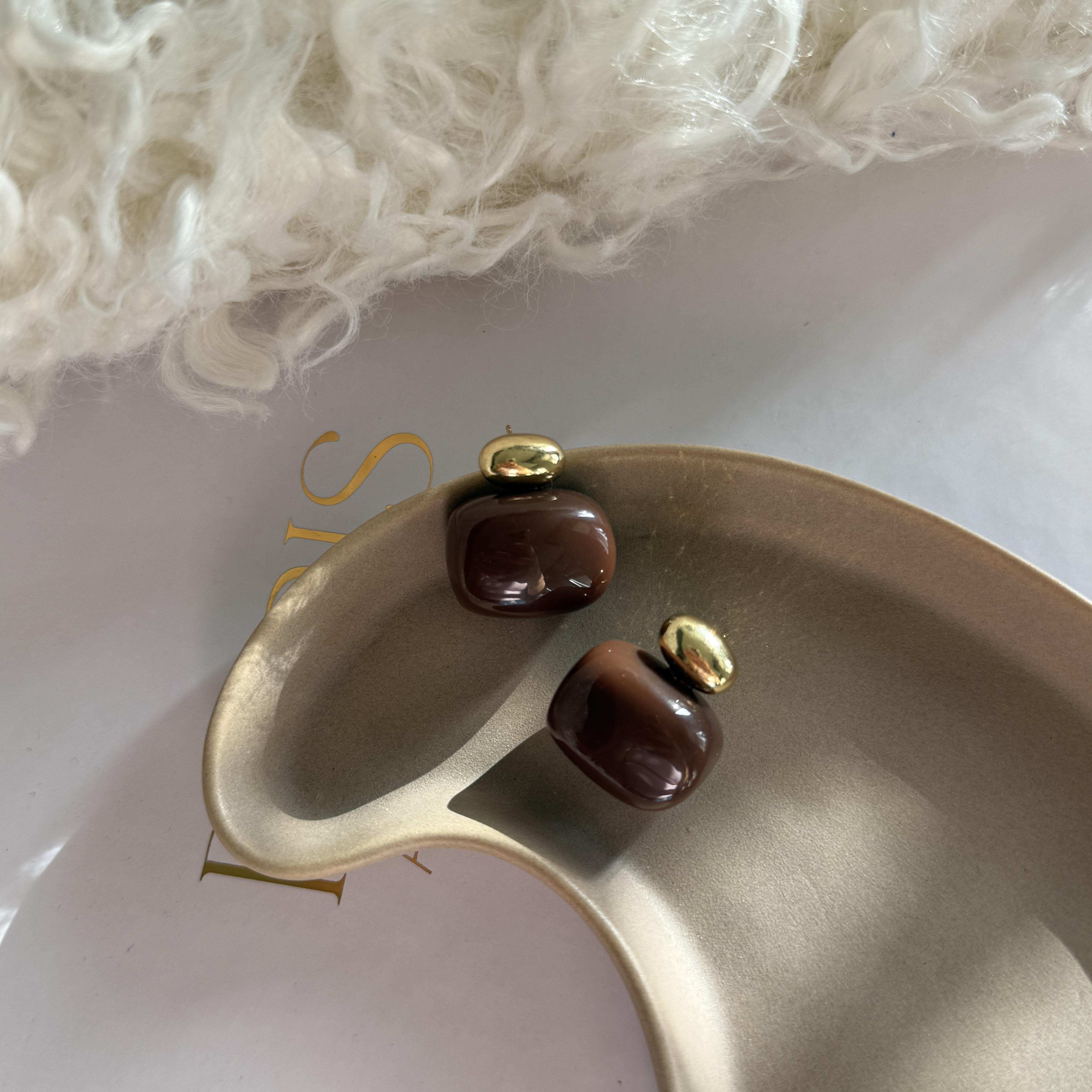Siyah Gold Detaylı Oval Akrilik Vintage Küpe