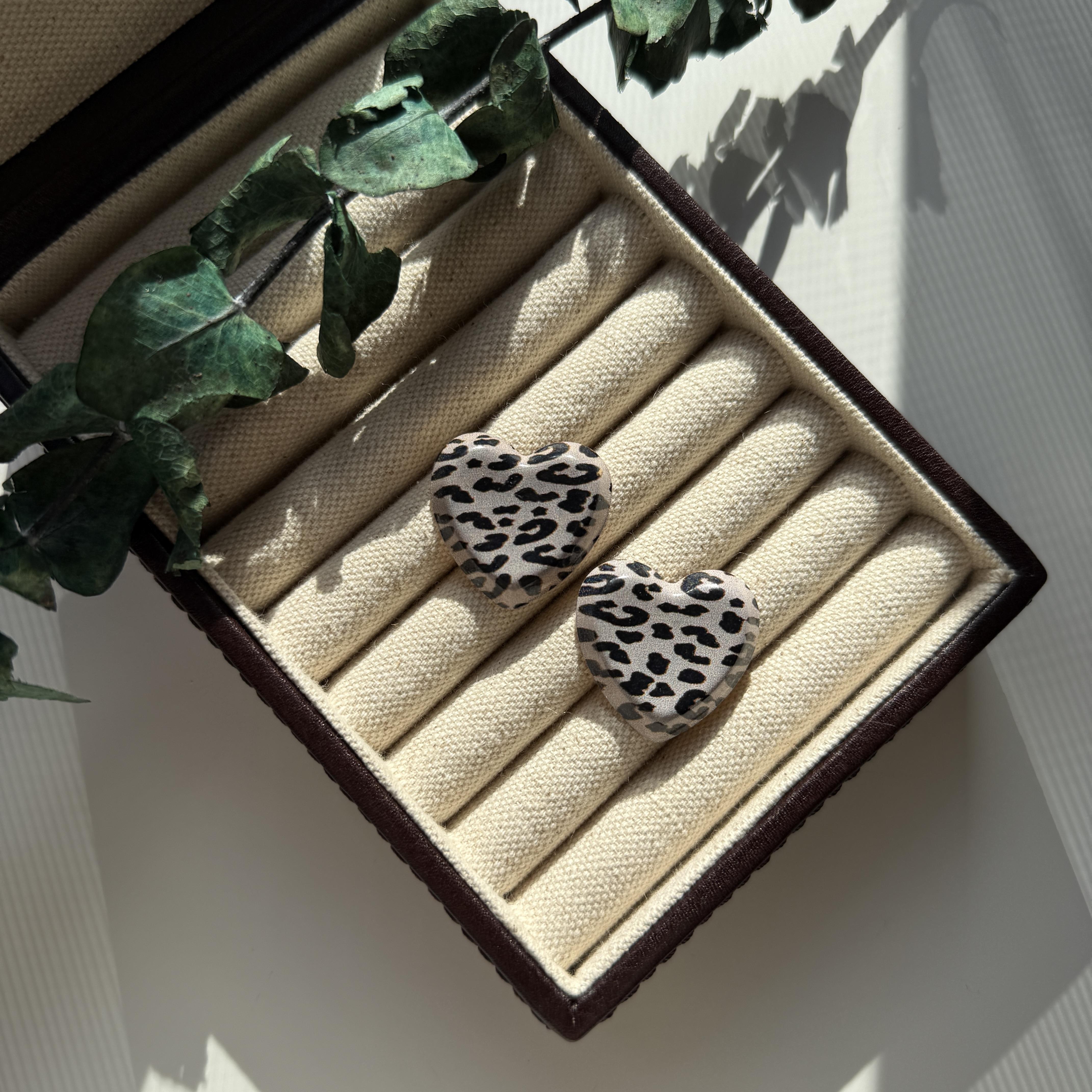 Siyah Leoparlı Kalp Küpe