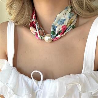 Çiçek Desenli Fular Kolye