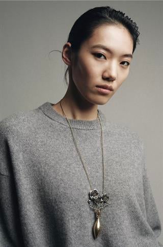 Marka Çiçekli Metal Kolye