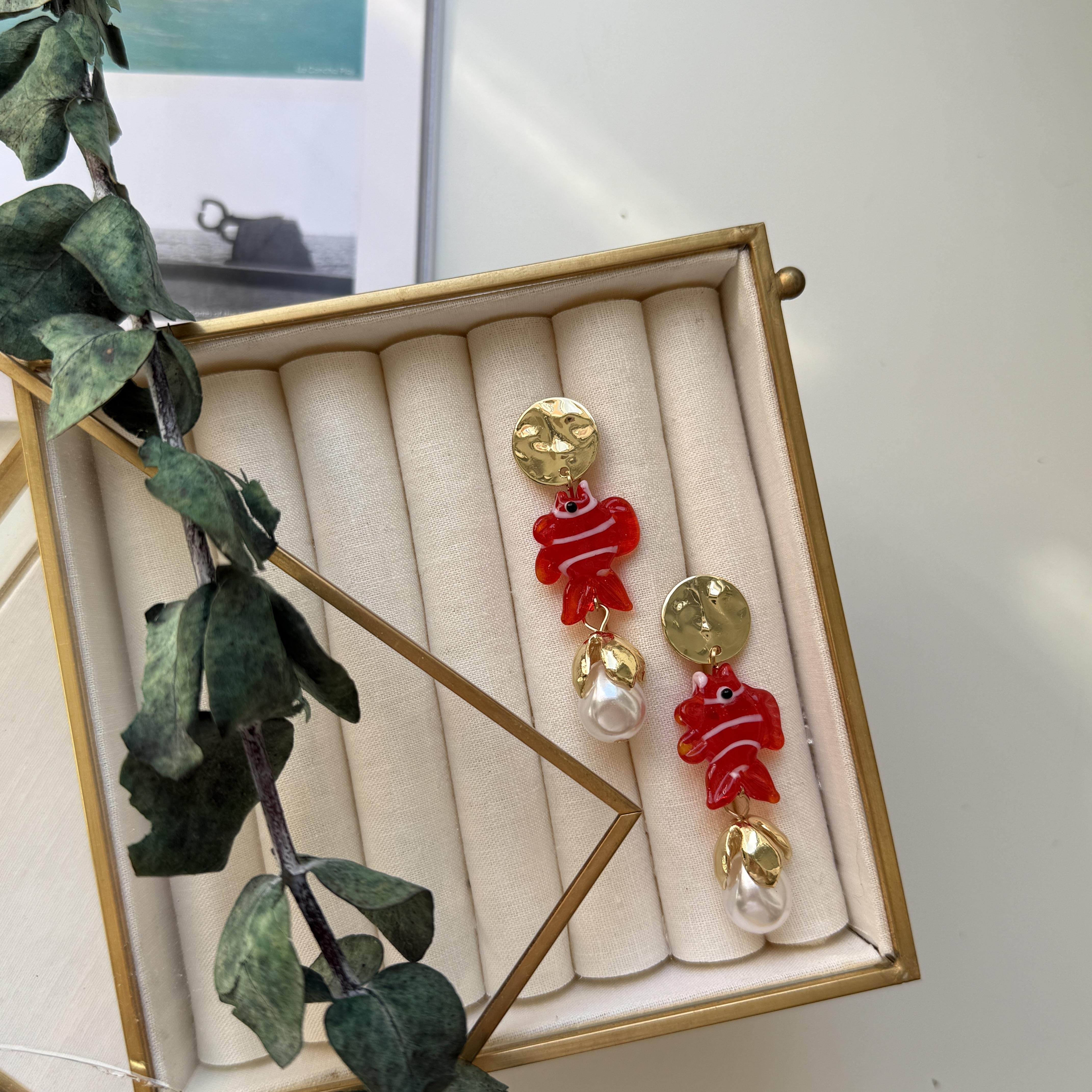 Akrilik Gold Detaylı Balık Küpe