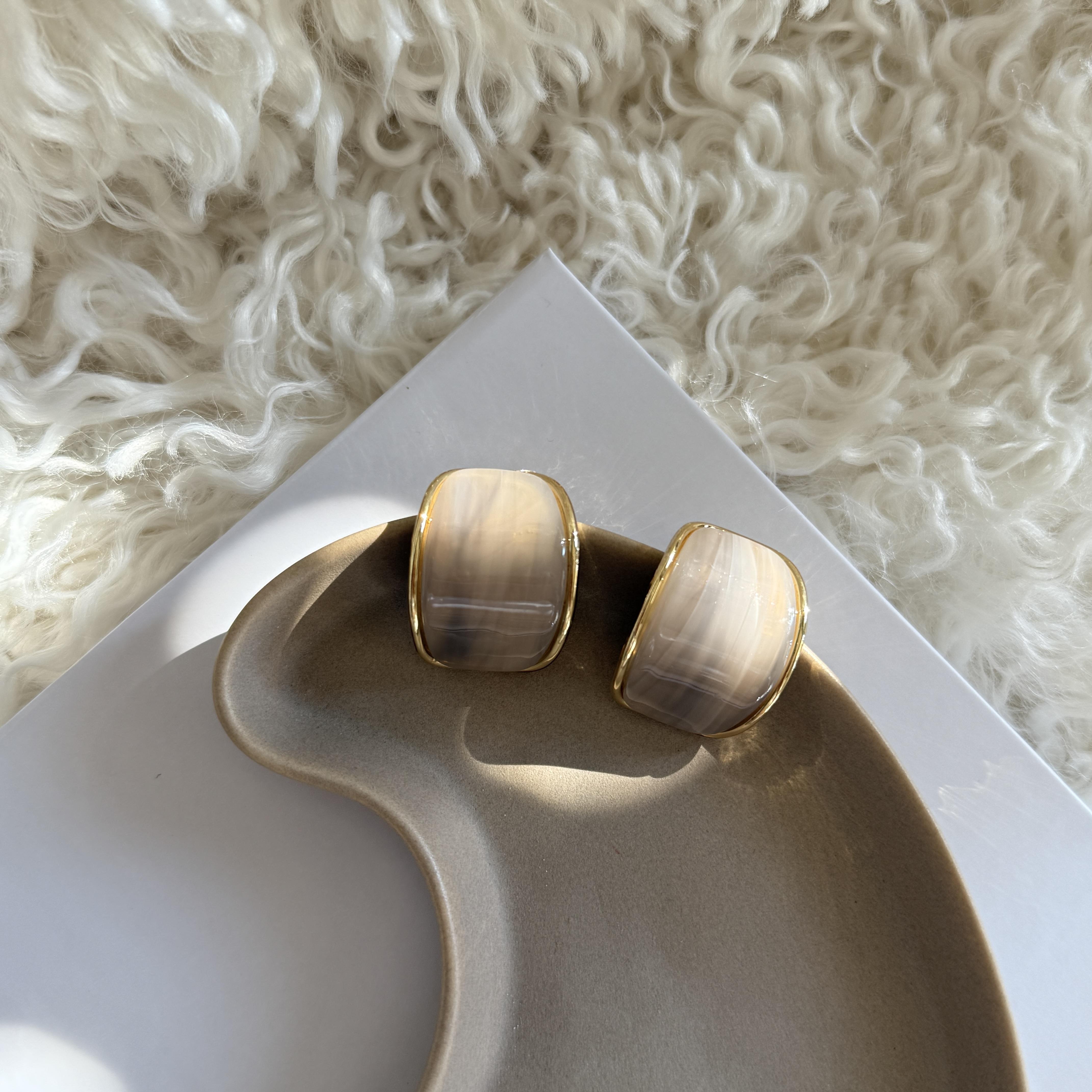 Bej Kemik Yarım Halka Küpe