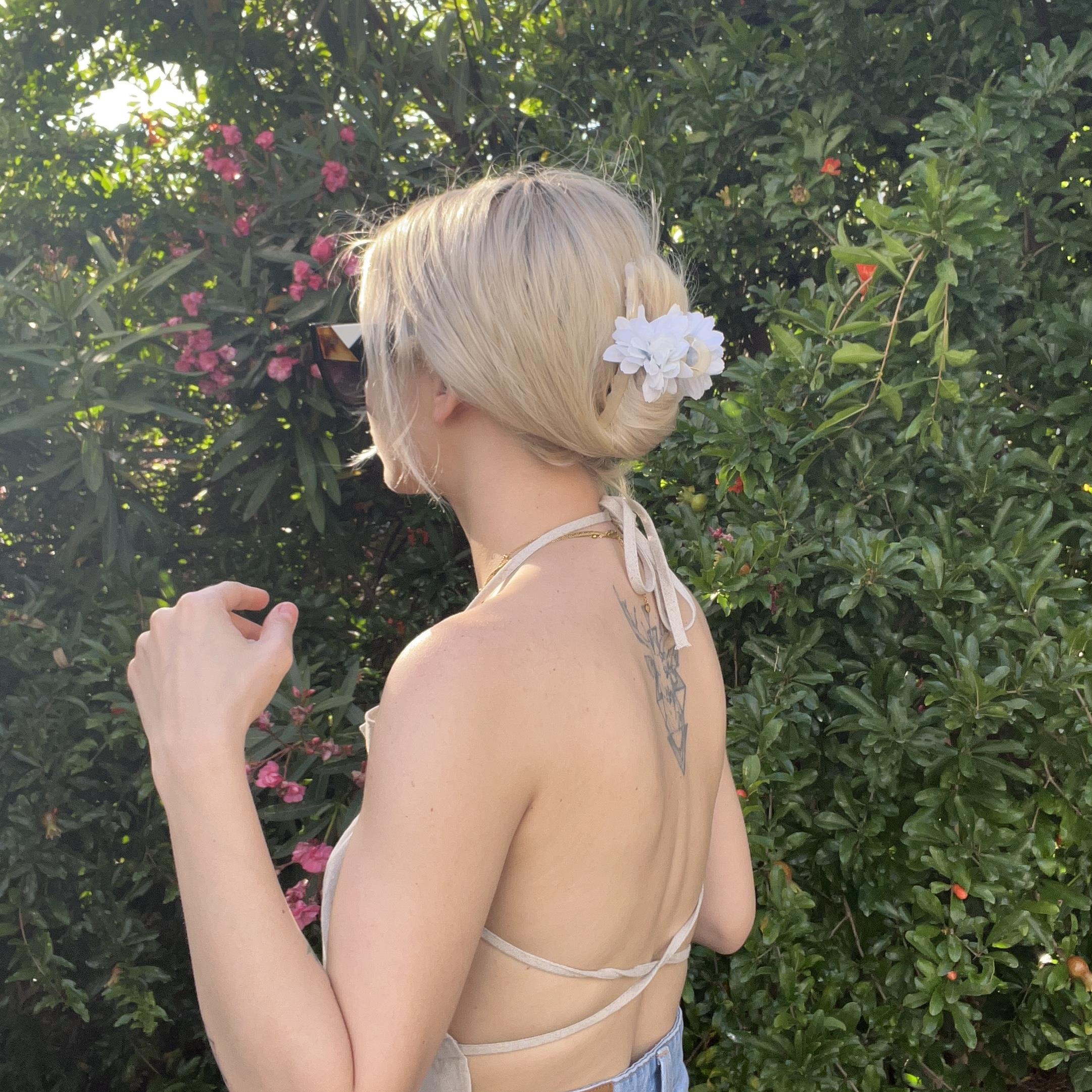 Beyaz Çiçekli Mandal Toka