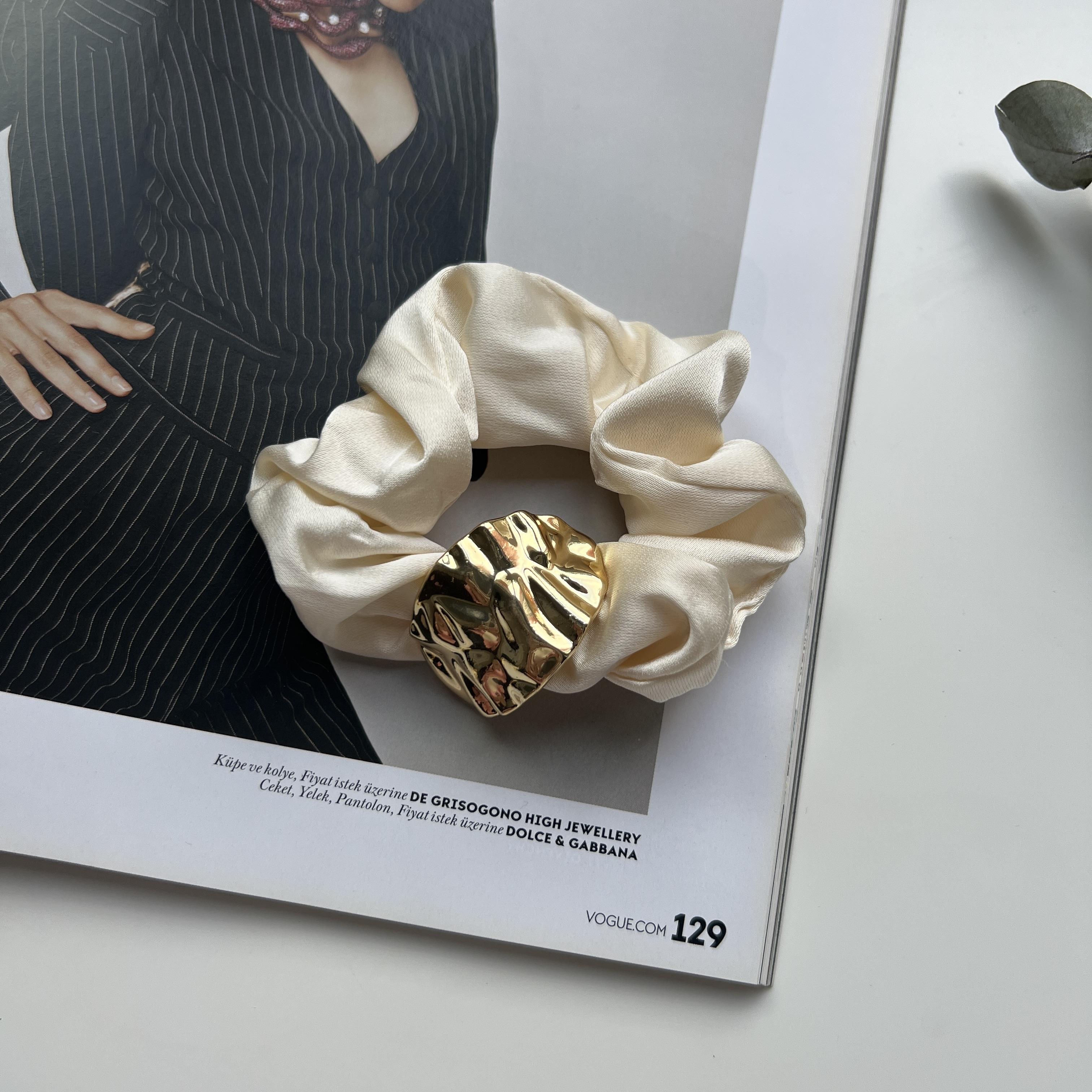 Beyaz Gold Ezme Detaylı Scrunchie