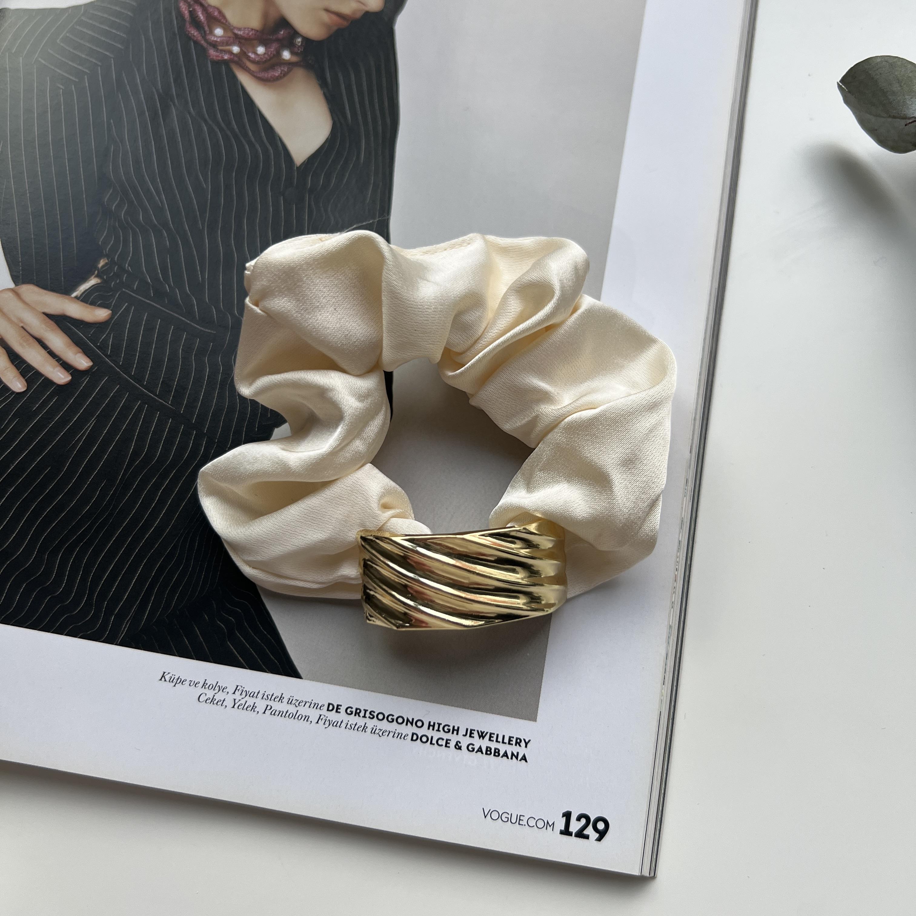Beyaz Gold Plaka Detaylı Scrunchie