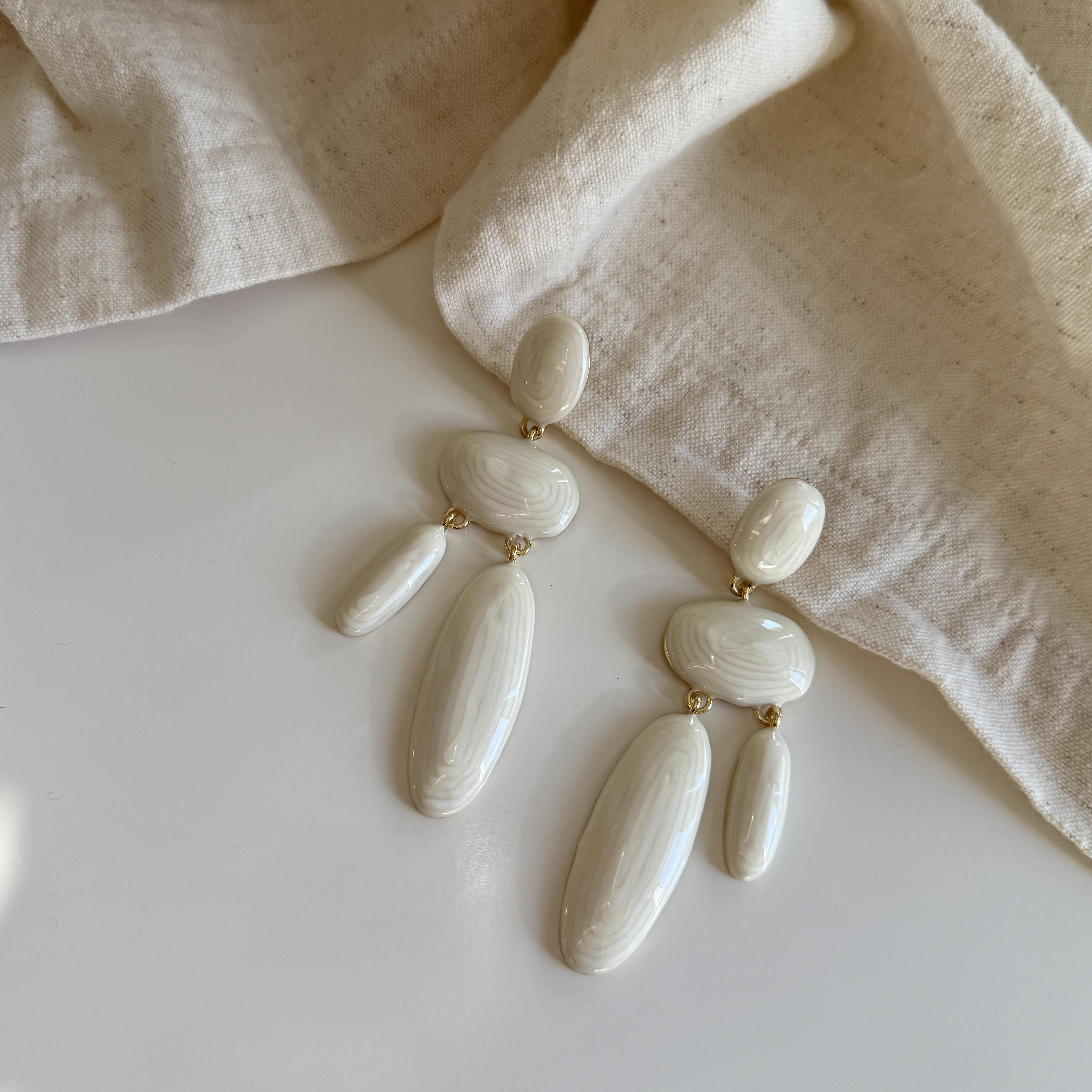 Beyaz Mineli Sallantılı Oval Küpe