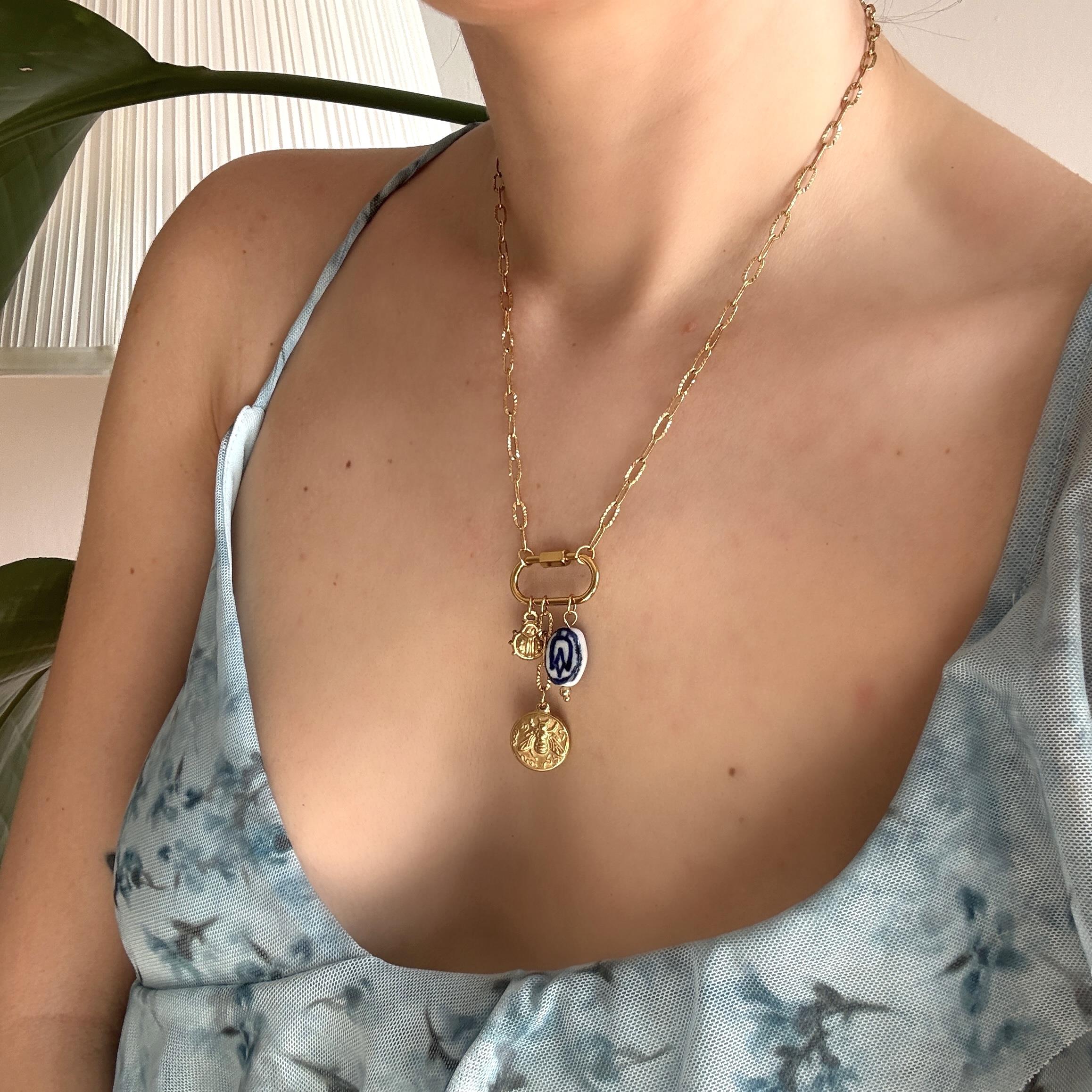 Çelik Arı&Seramik Lale Charmlı Kolye