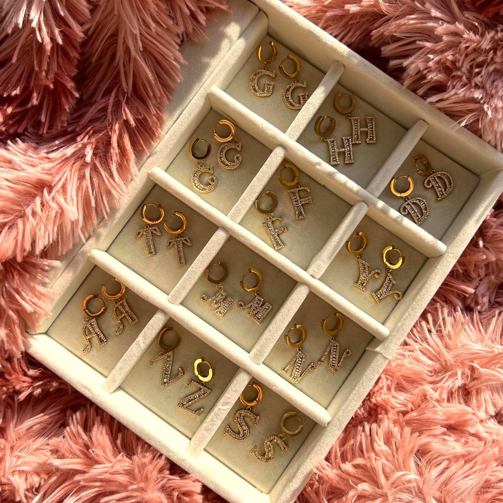 Çelik Baget Taşlı Harf Küpe