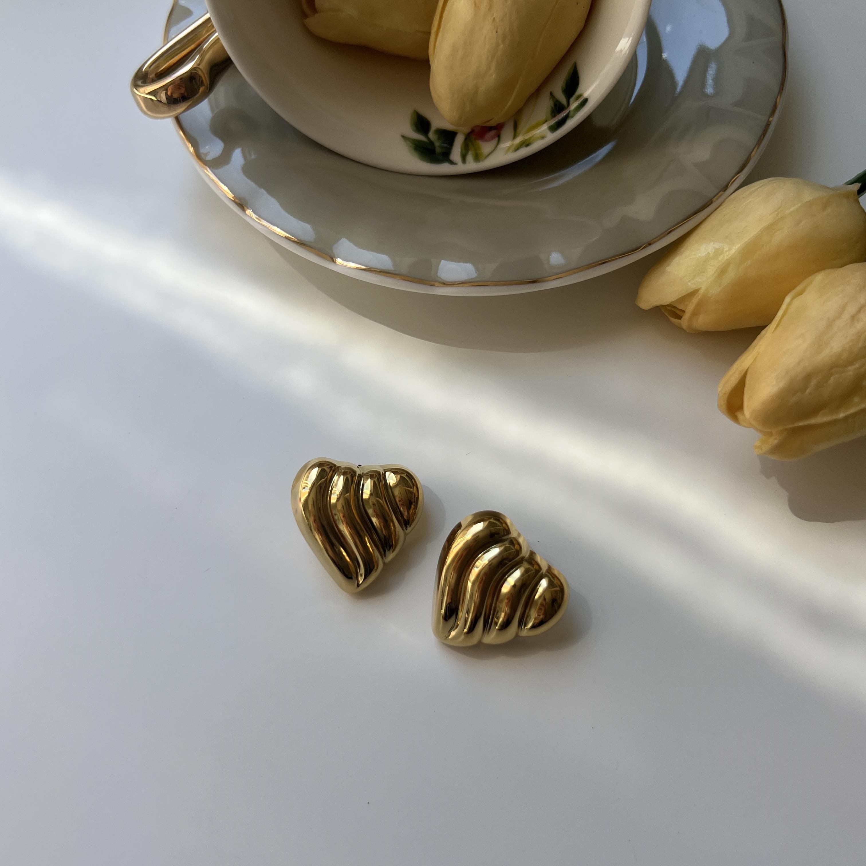 Çelik Bombeli Vintage Kalp Küpe