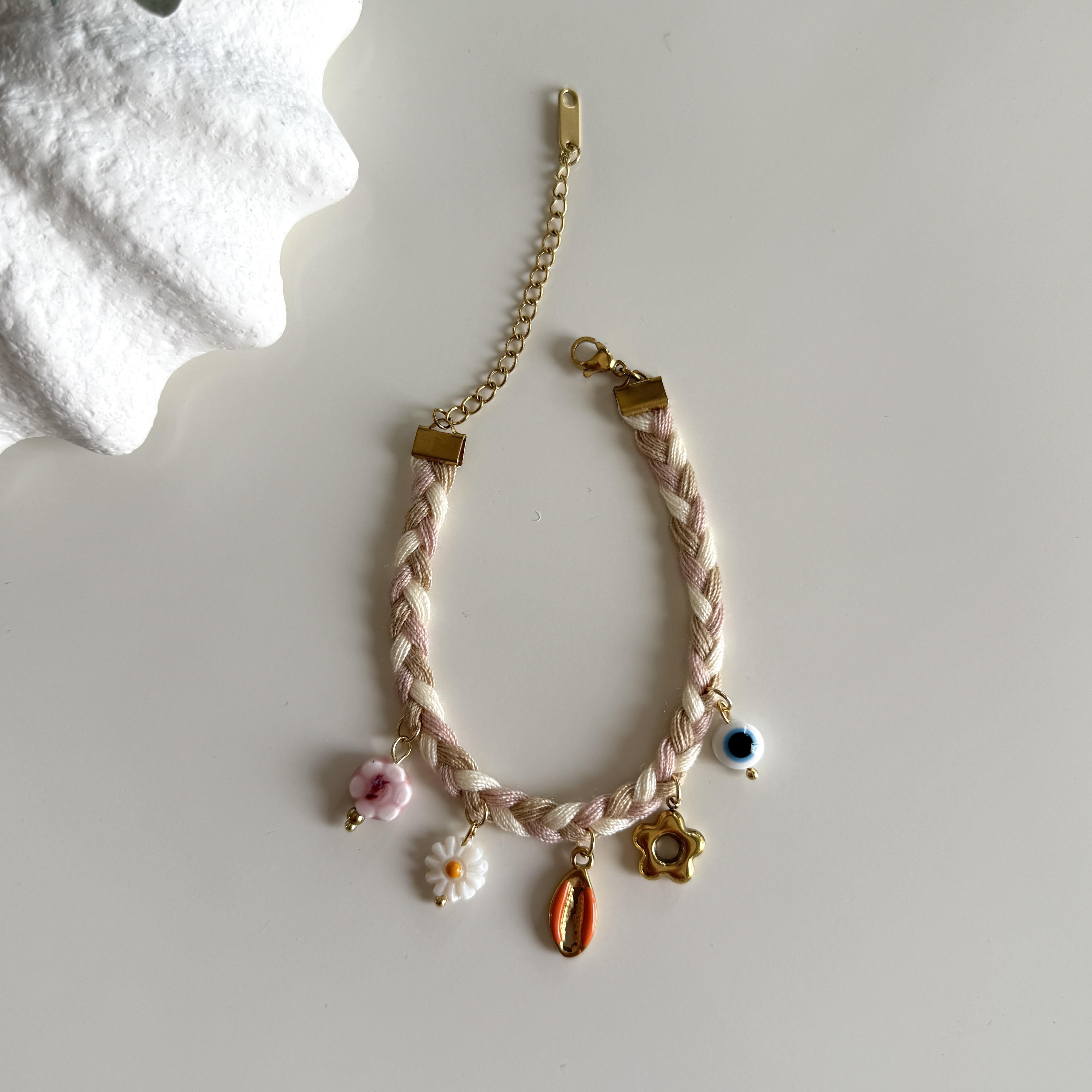 Çelik Charmlı Bej Örgü Bileklik