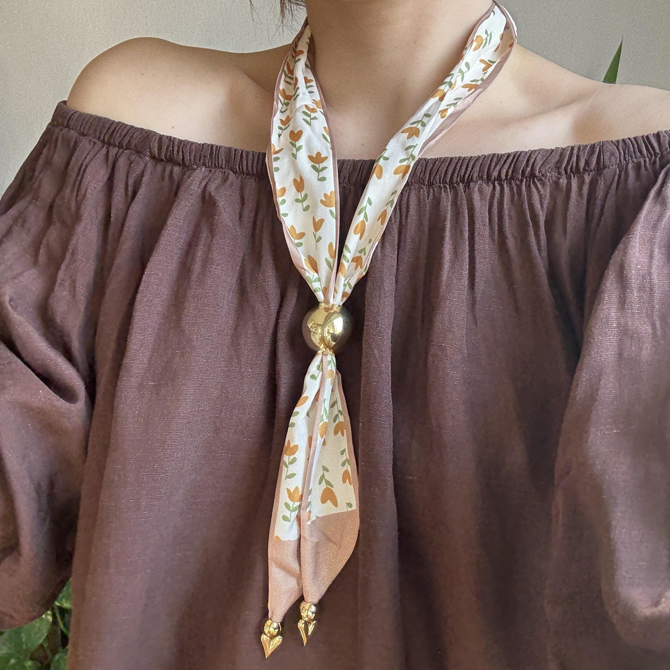 Çelik Çiçekli Fular Asansör Kolye