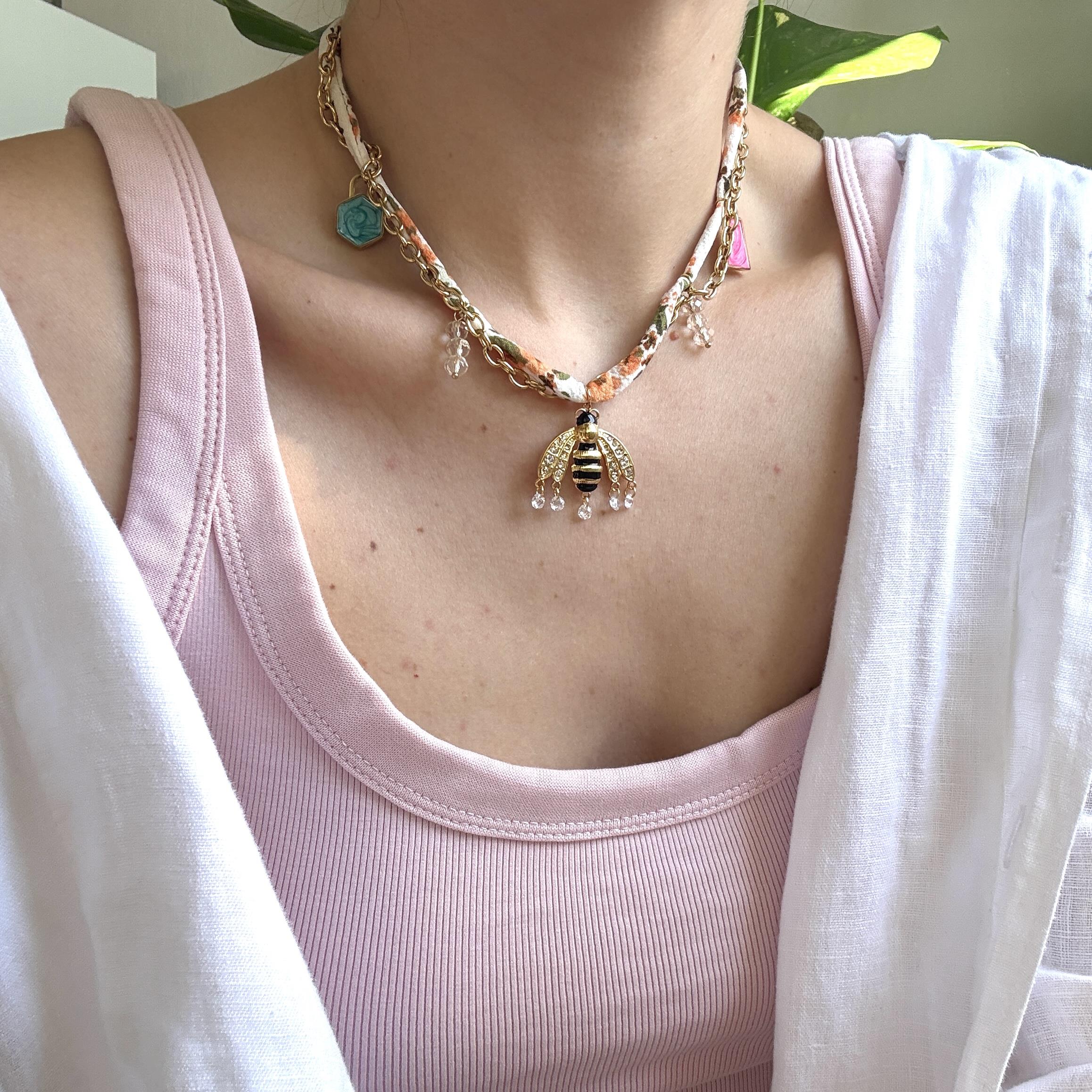 Çelik Fular Arı Charmlı Kolye