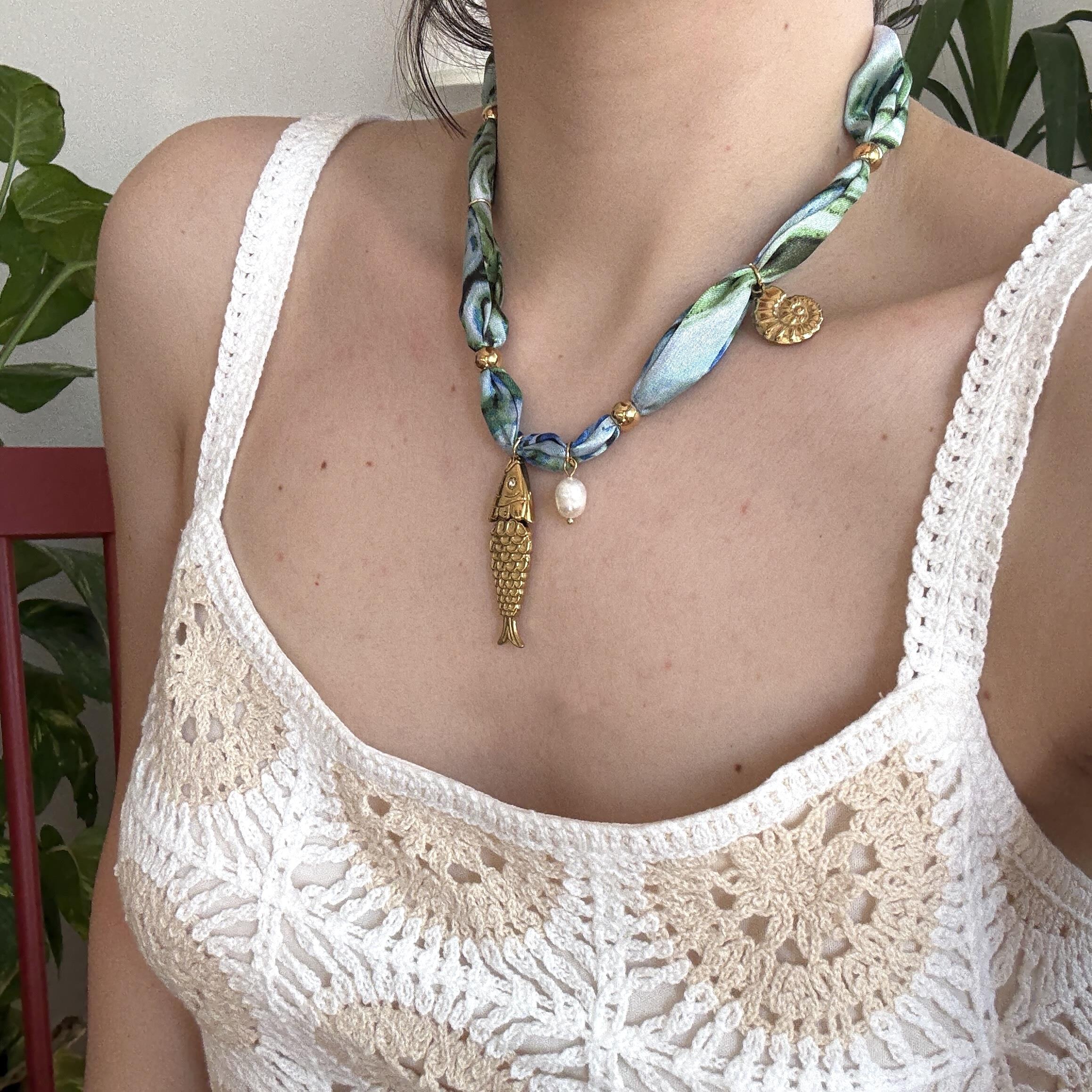 Çelik Fular Balık Charmlı Kolye