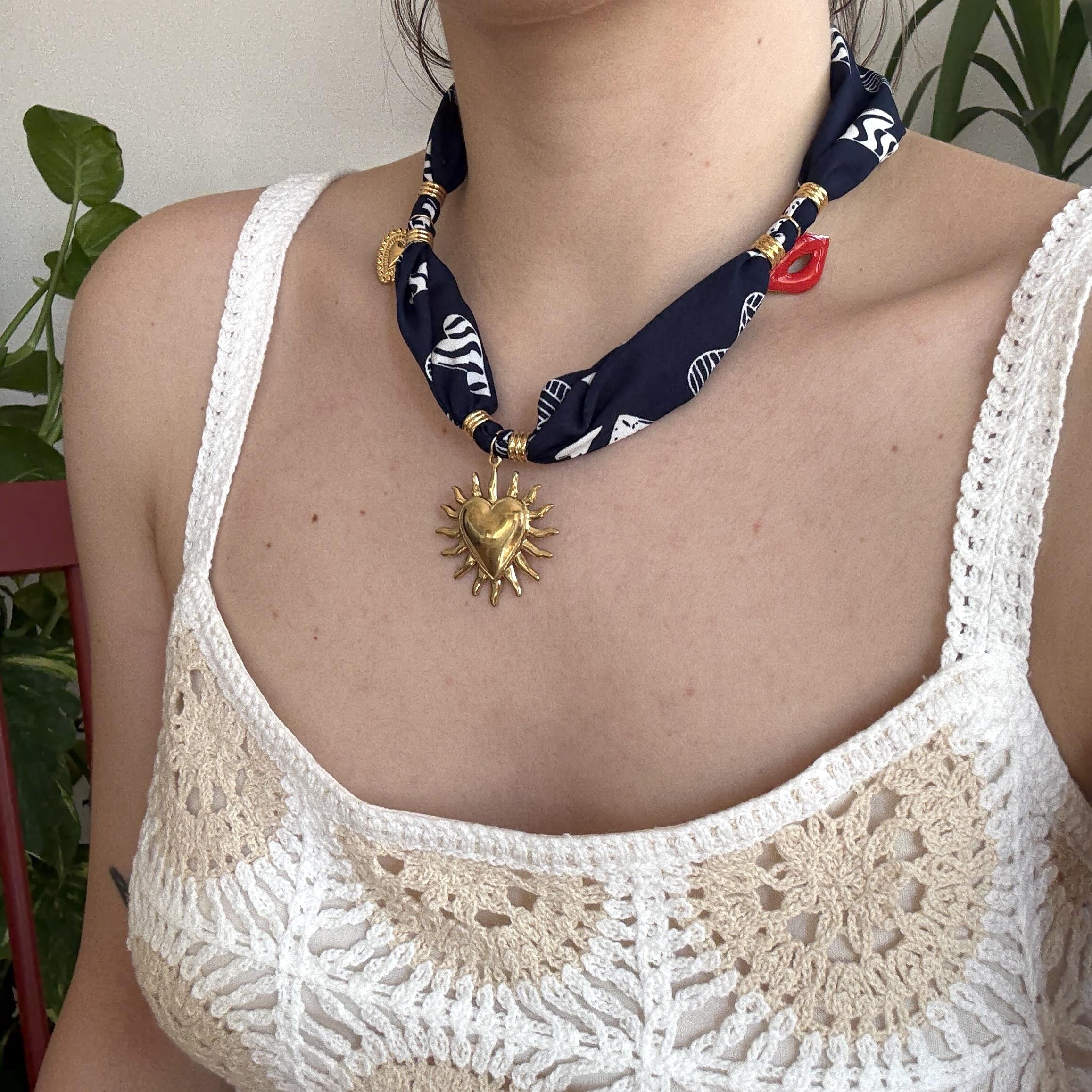 Çelik Fular Kalp Charmlı Kolye