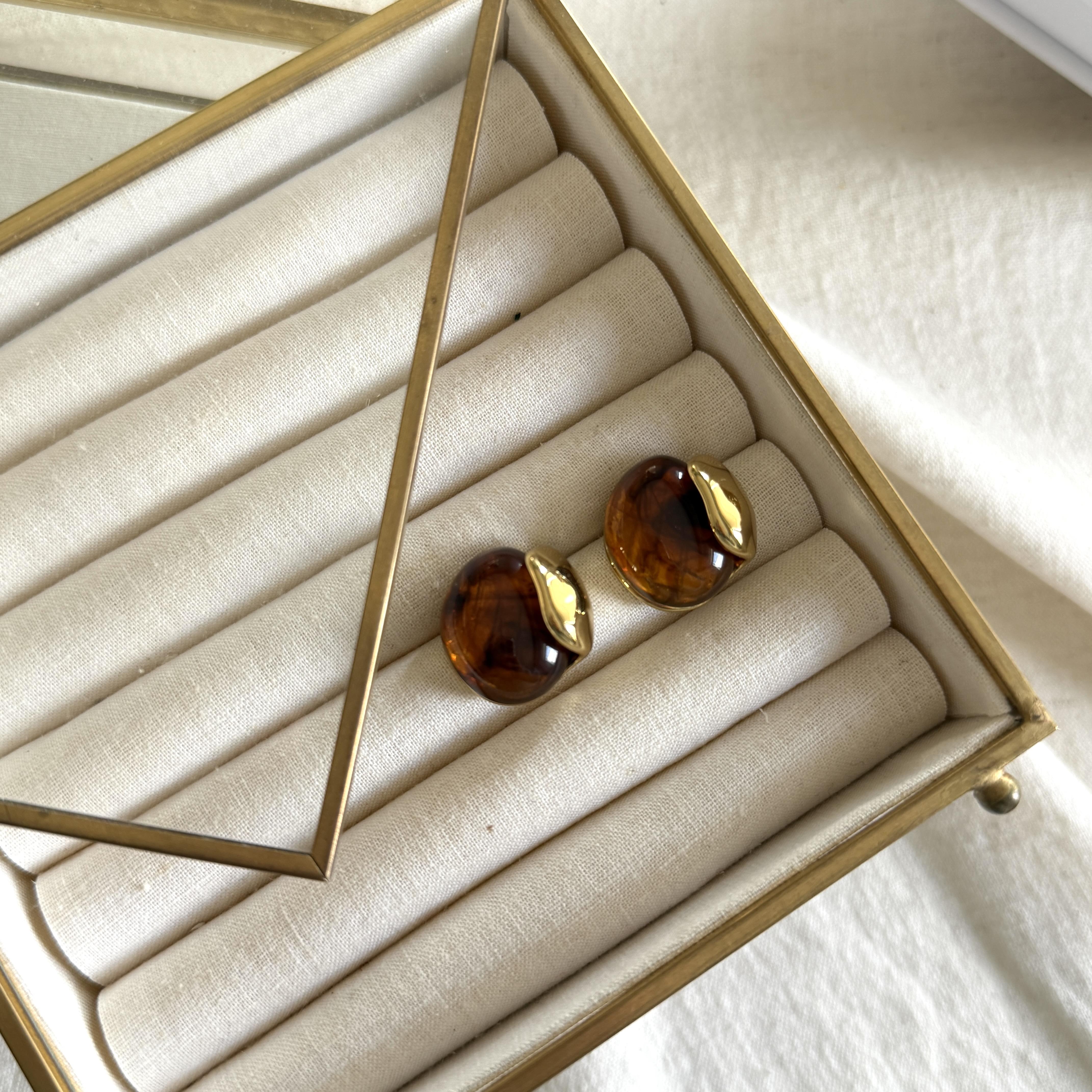 Çelik Gold Detaylı Kahve Akrilik Küpe