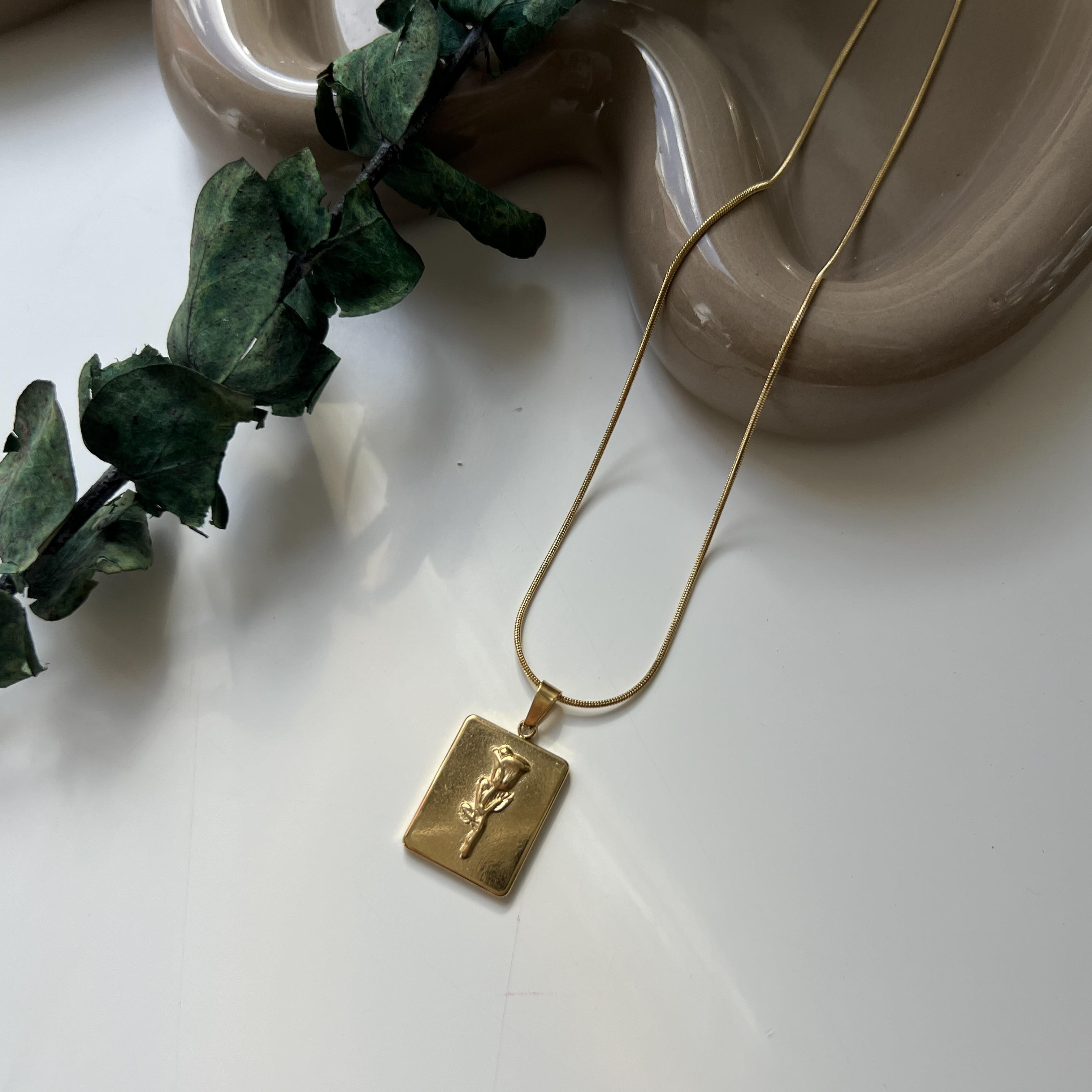 Çelik Gold Plaka Gül Kolye