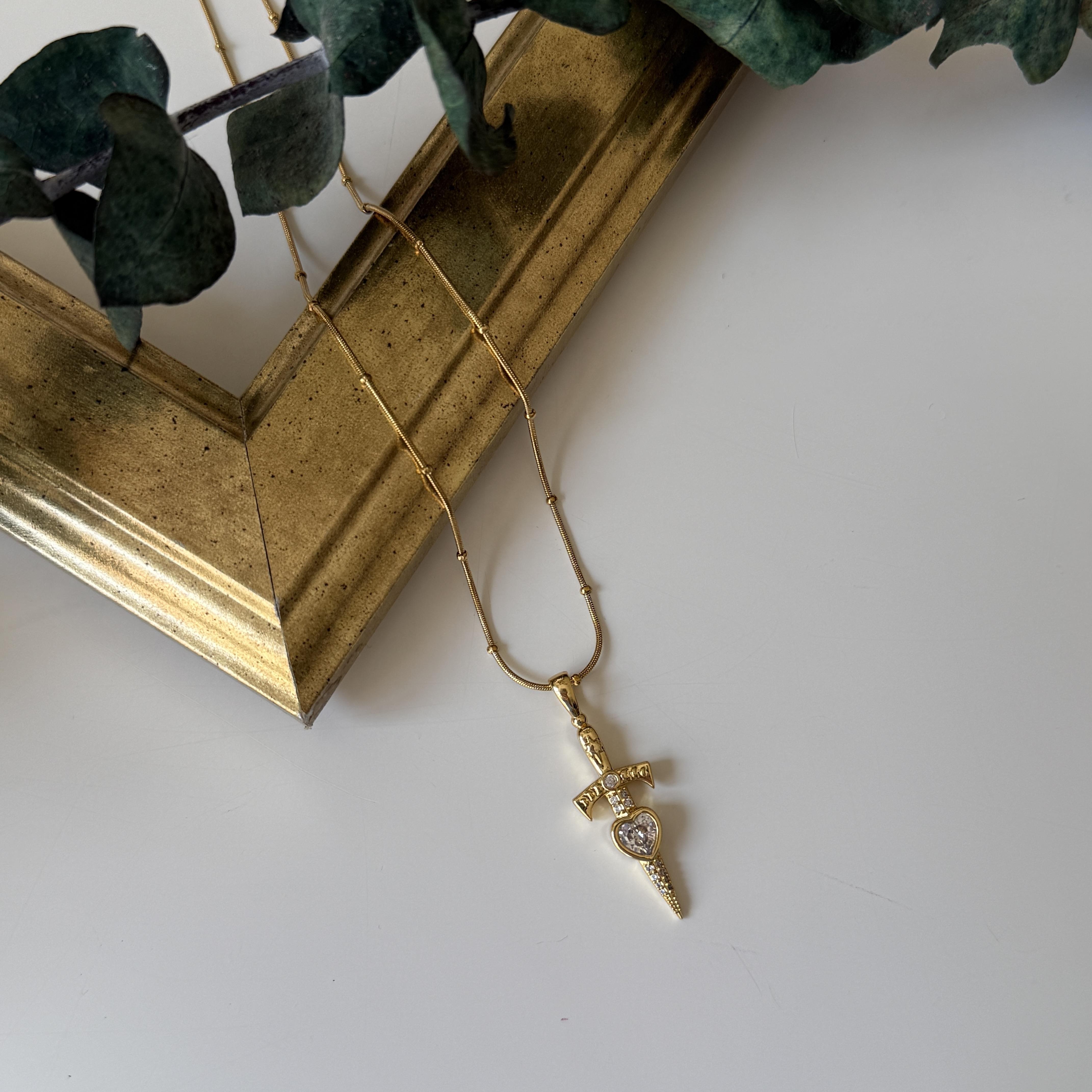 Çelik Kalpli Kılıç Kolye