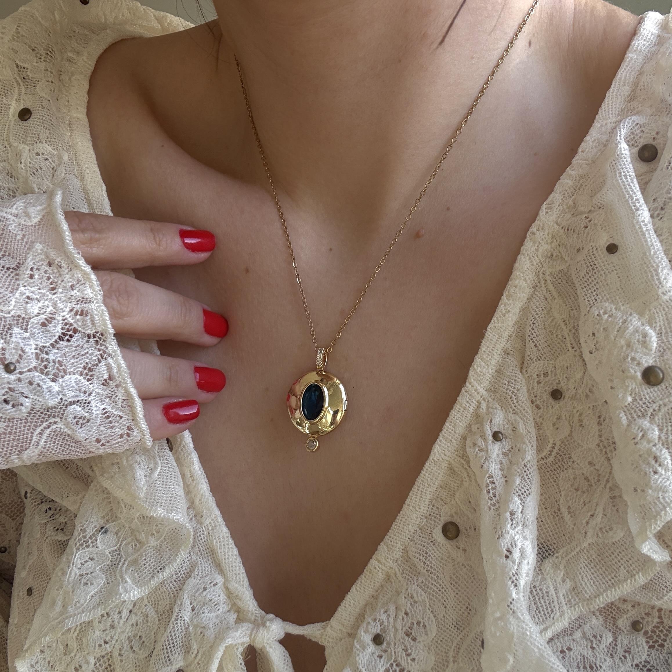 Çelik Kapaklı Lacivert Taşlı Vintage Kolye