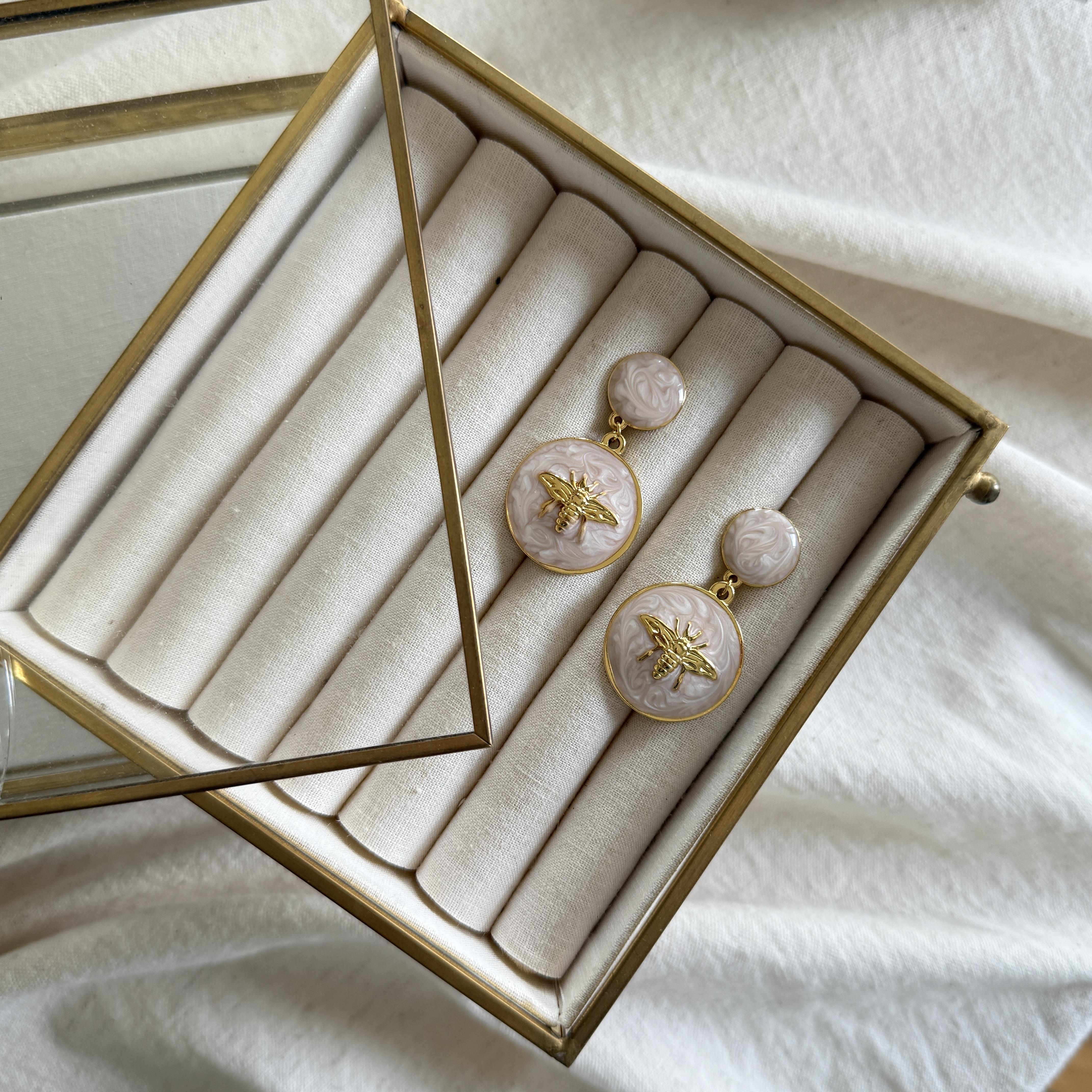 Çelik Krem Mineli Arı Küpe