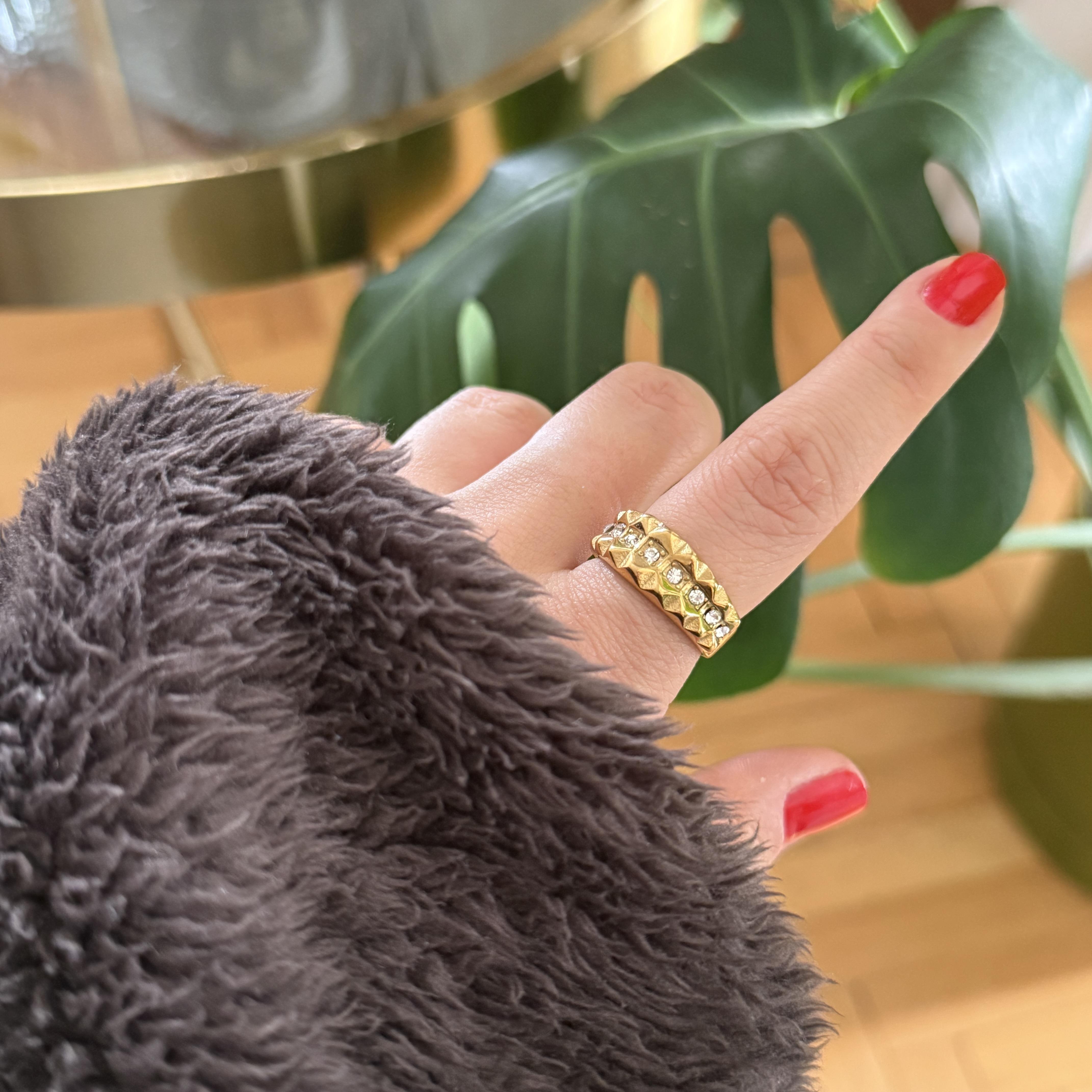 Çelik Ortası Taşlı Yüzük