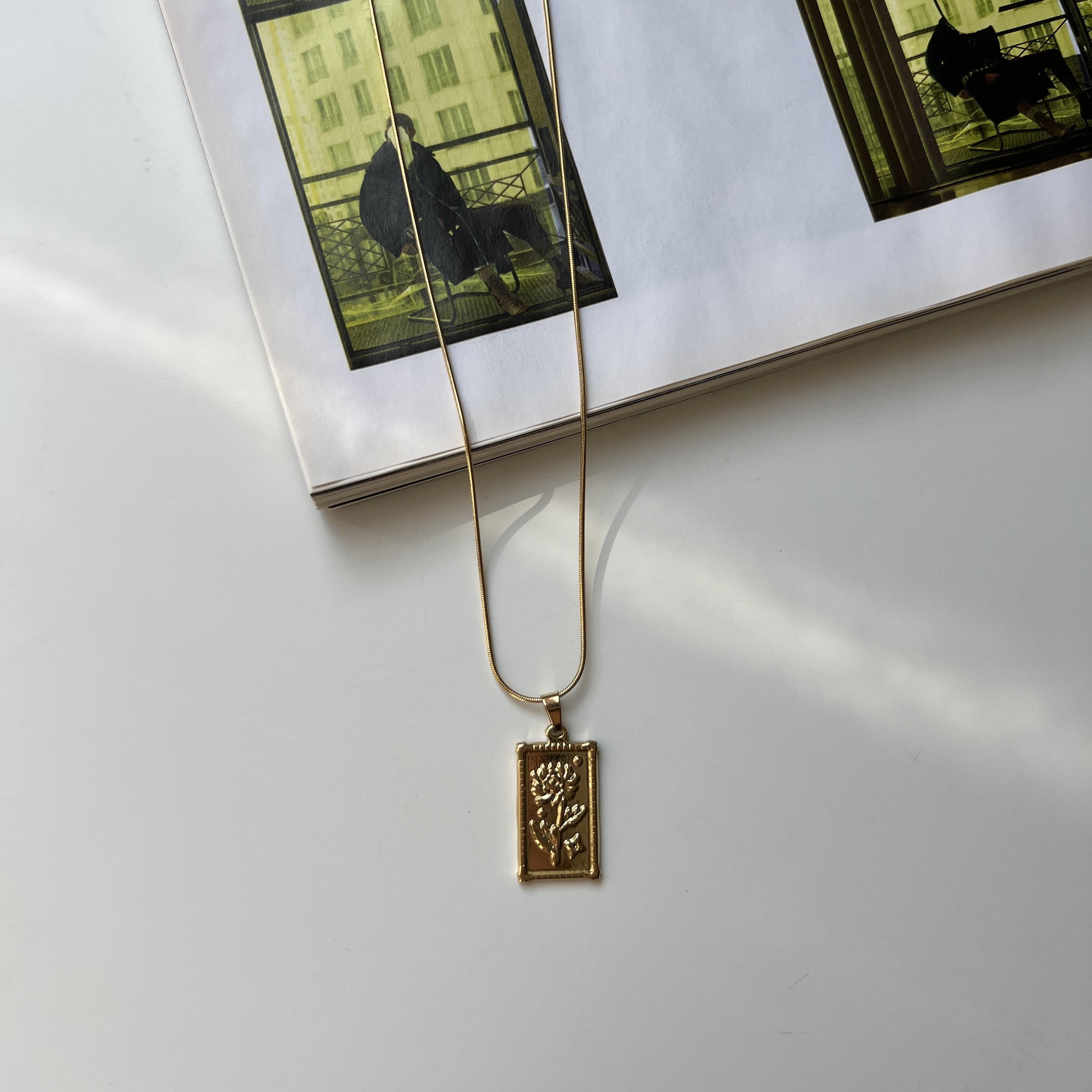 Çelik Plaka Gül Kolye