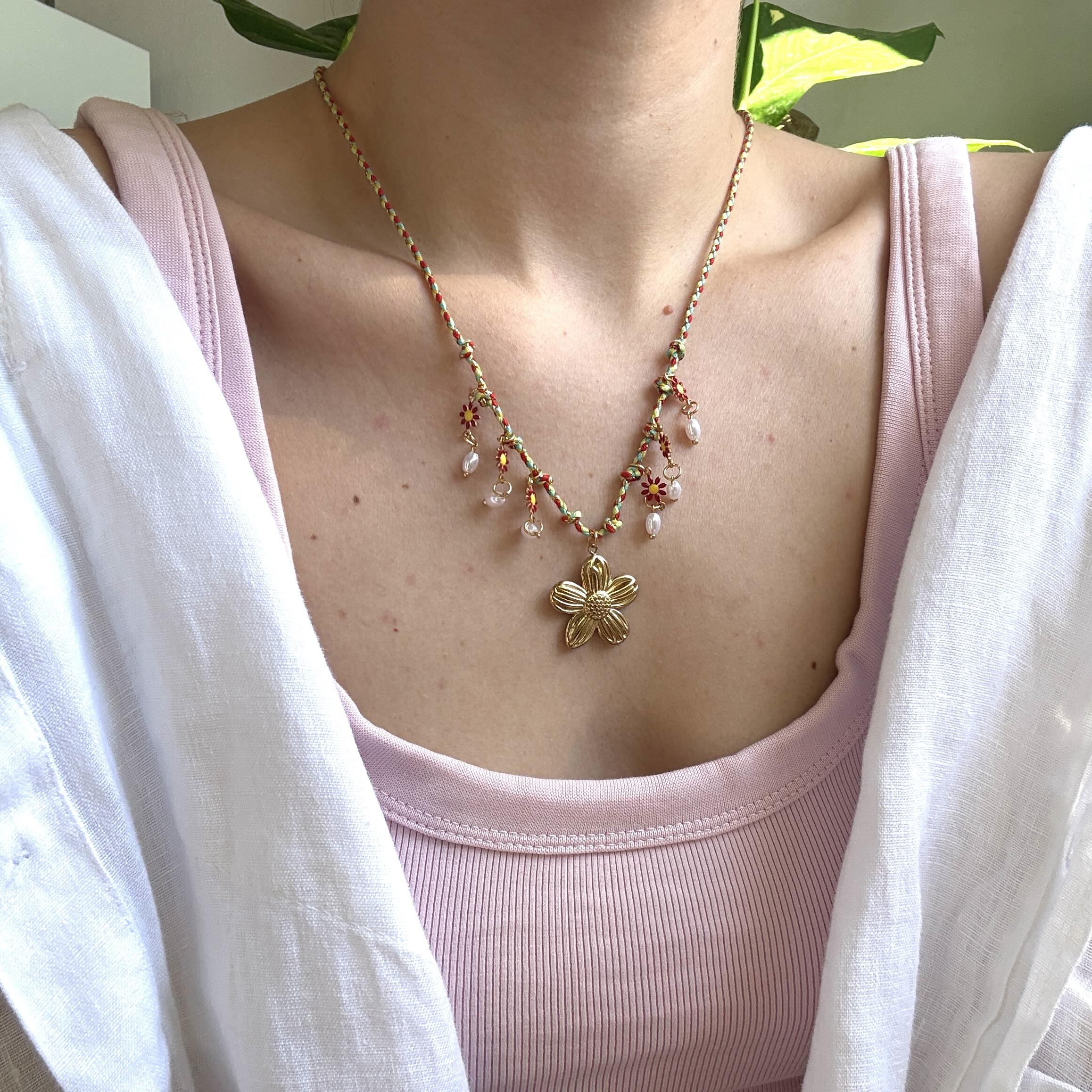 Çelik Renkli İpli Çiçek Kolye