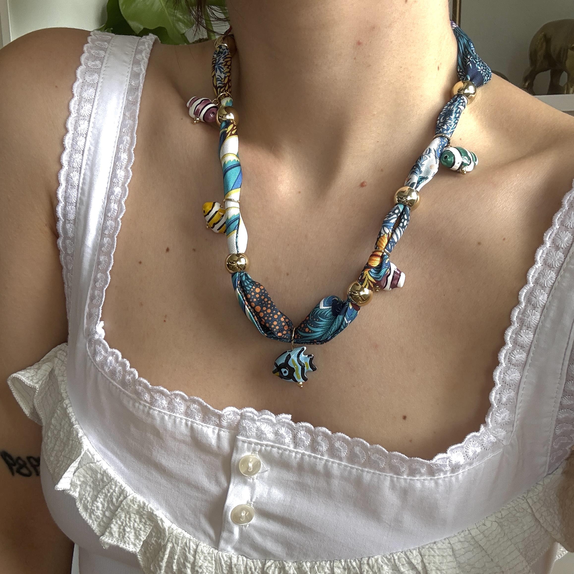 Çelik Seramik Balıklı Fular Kolye