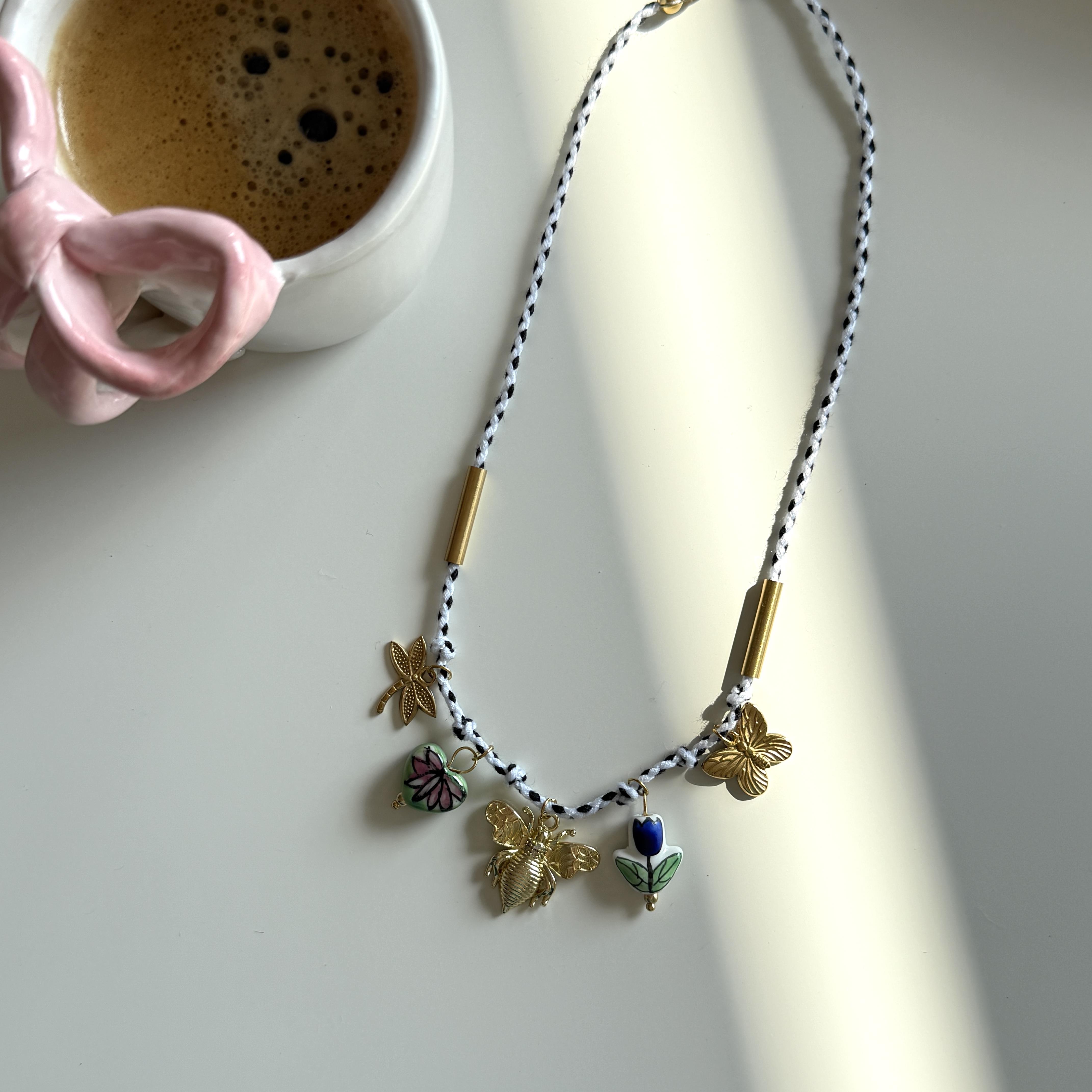 Çelik Seramik Çiçek&Arı Charmlı Kolye