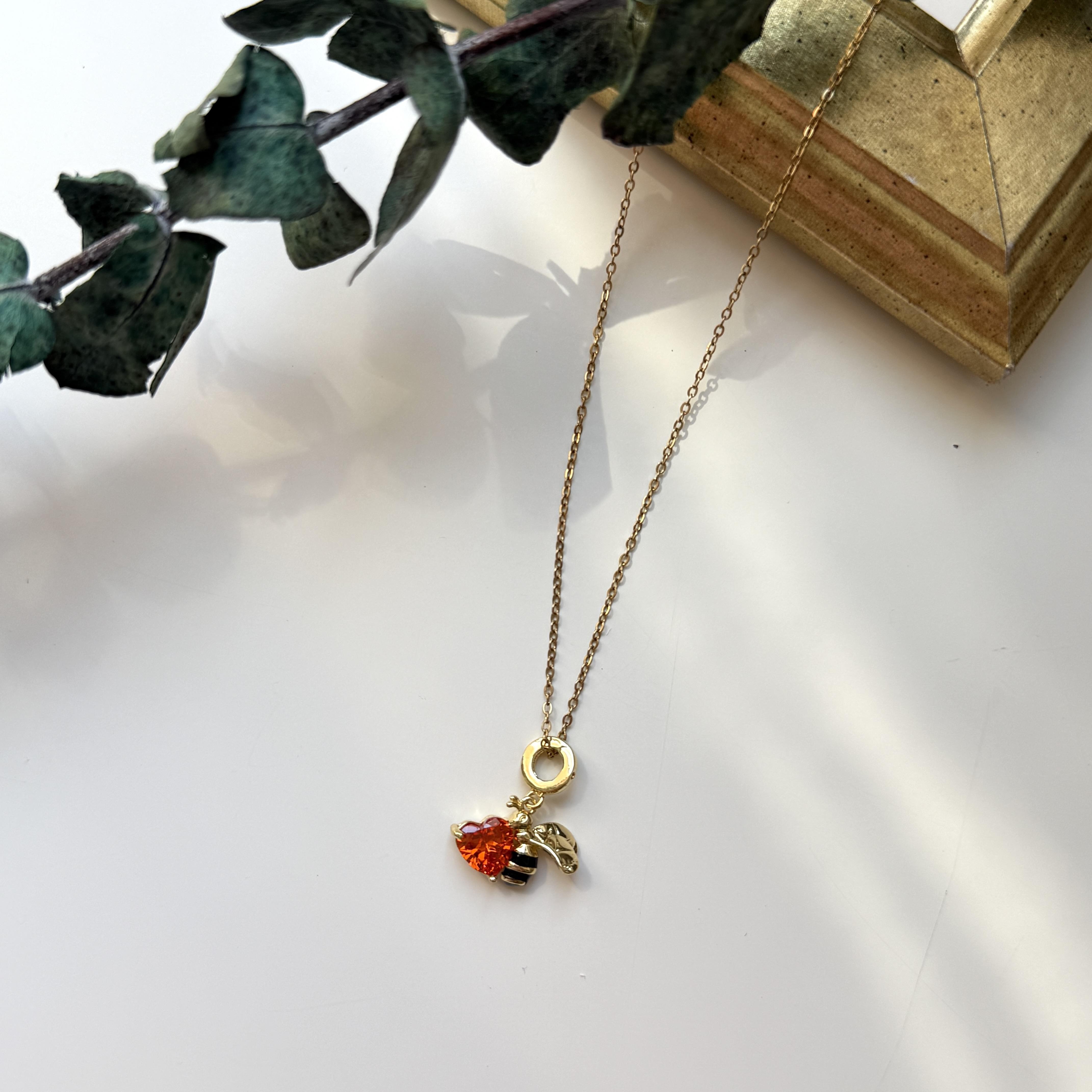 Çelik Taşlı Arı Kolye