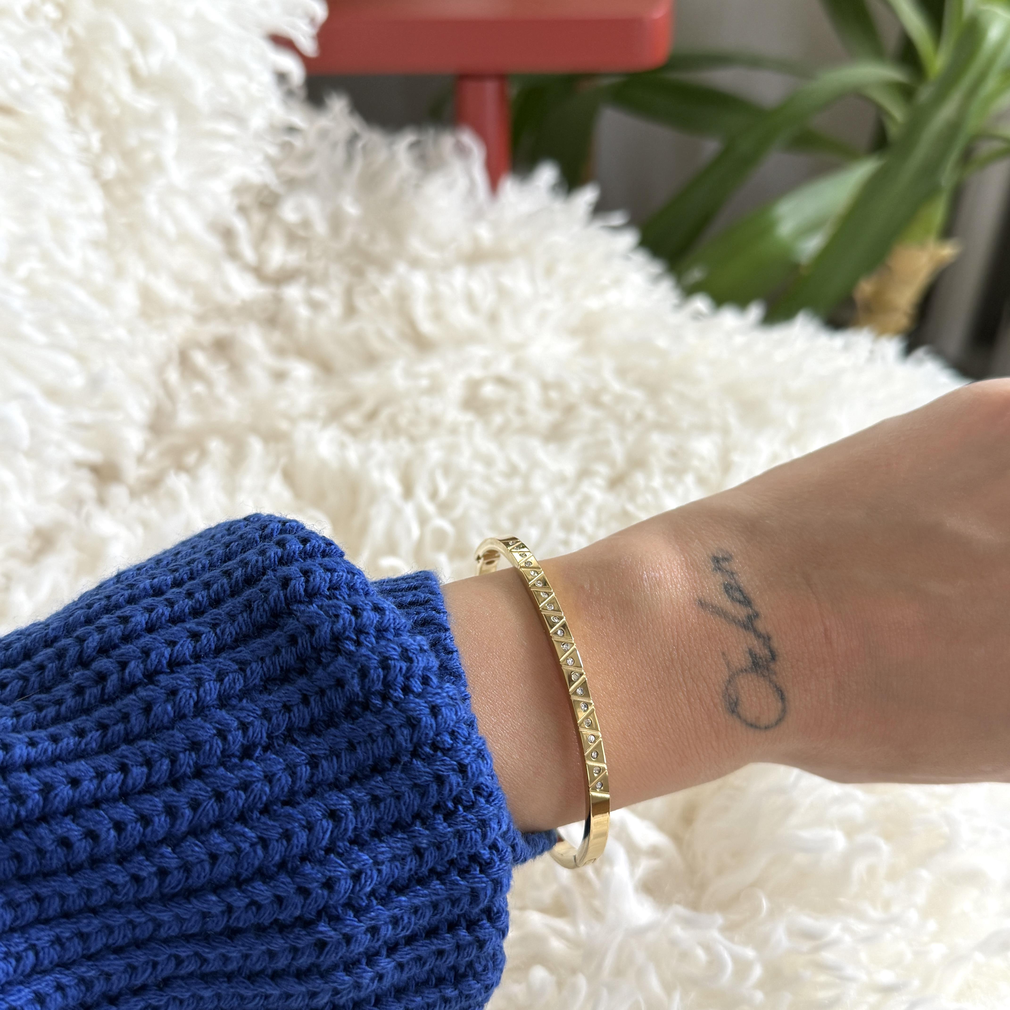 Çelik Üçgen Desen Taşlı Kelepçe