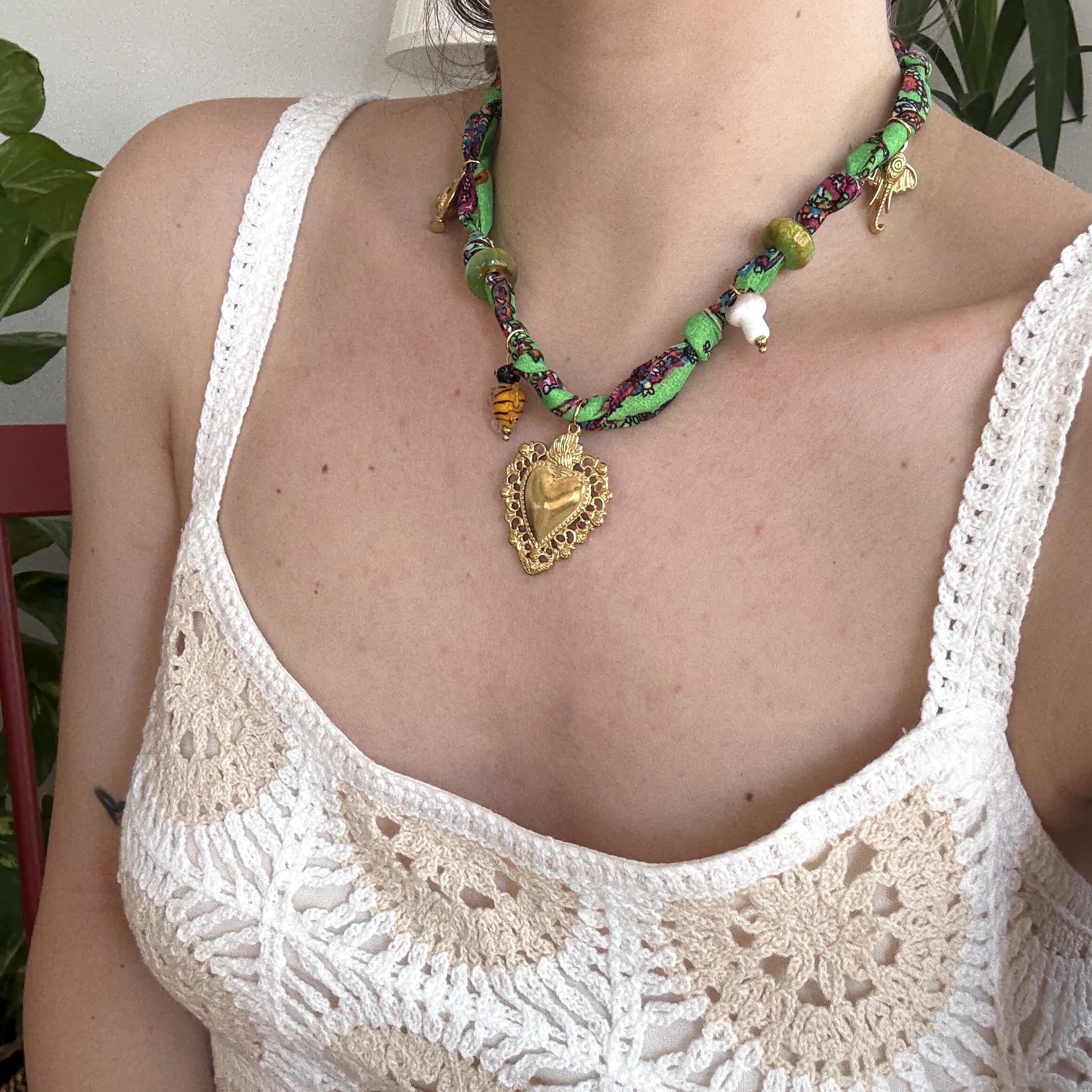 Çelik Yeşil Fular Kalp Charmlı Kolye