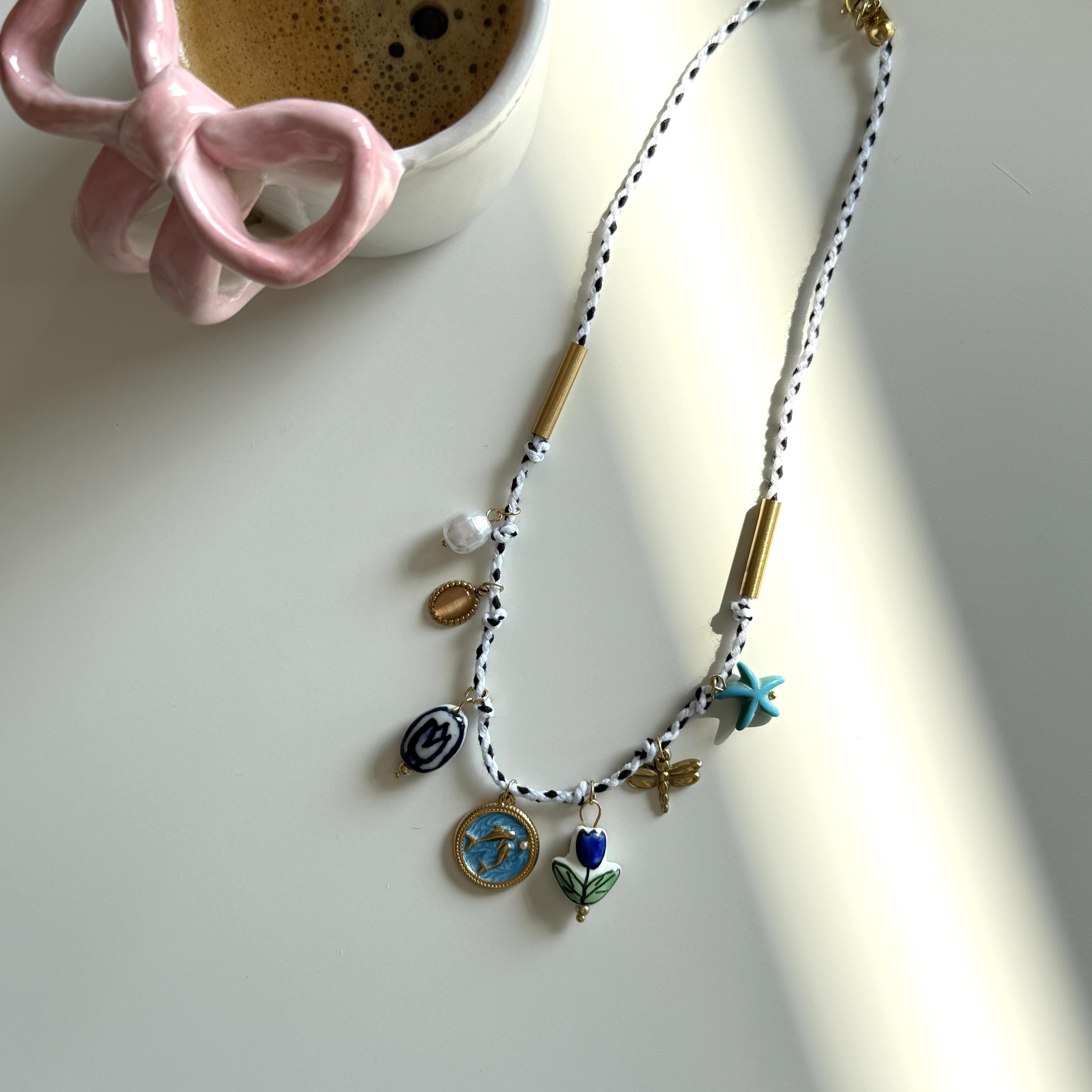 Çelik Yunus&Seramik Lale Charmlı Kolye