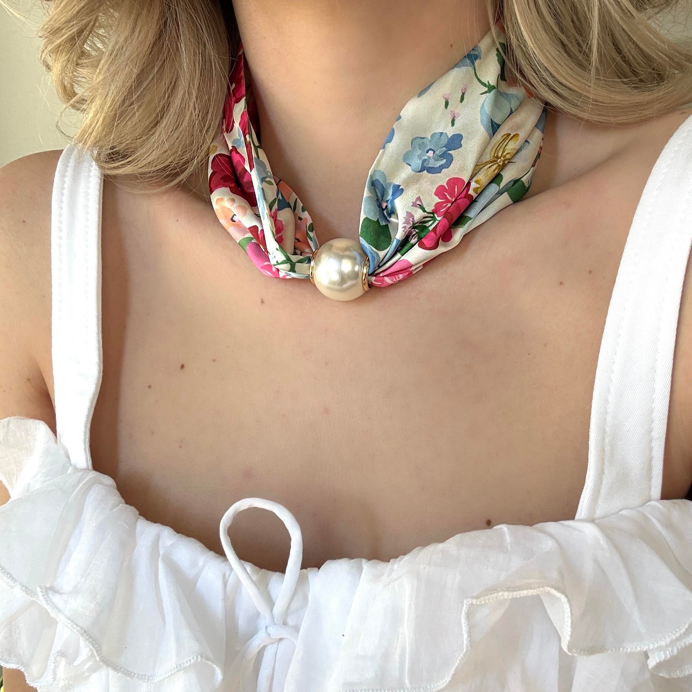 Çiçek Desenli Fular Kolye