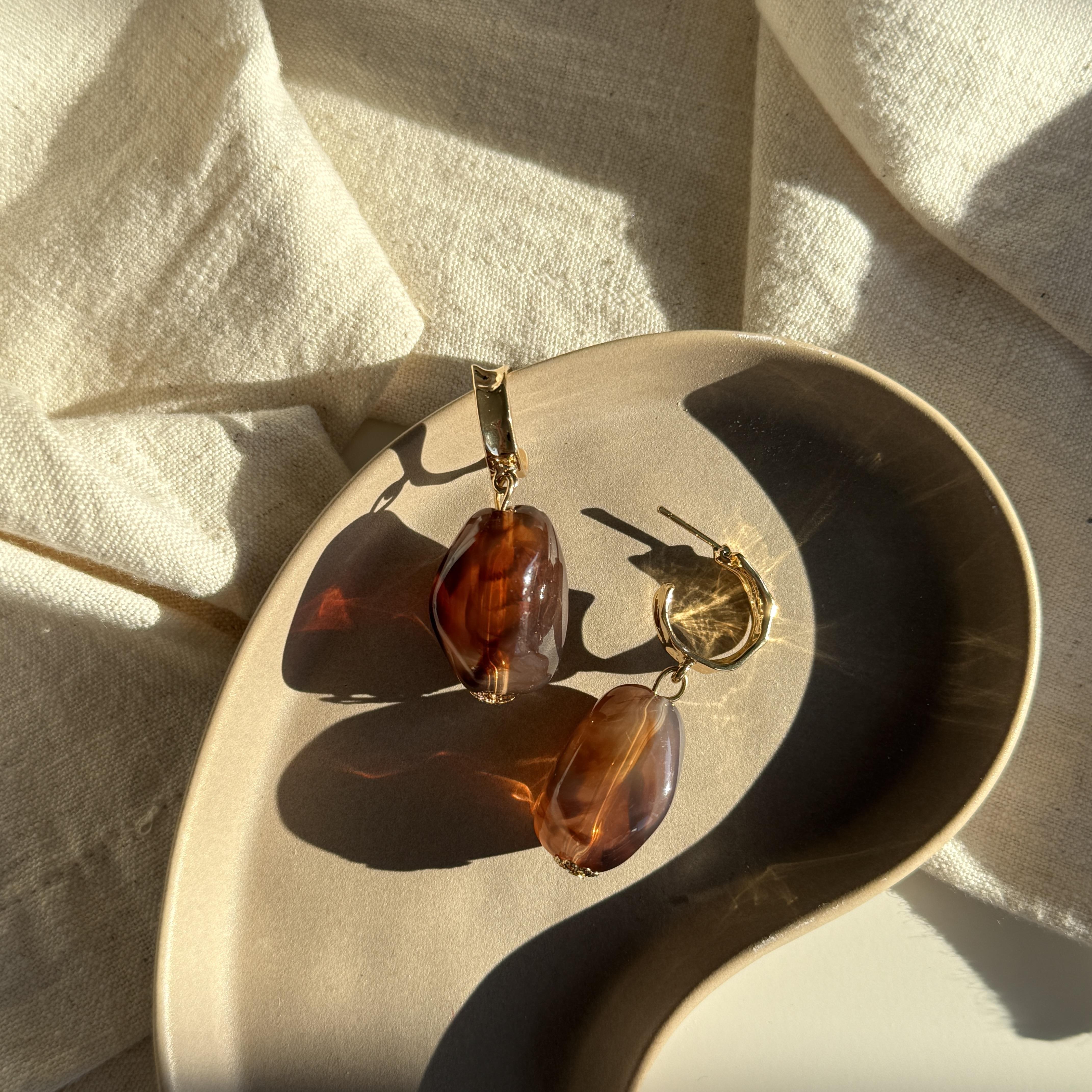 Ezme Taşlı Akrilik Kahve Küpe