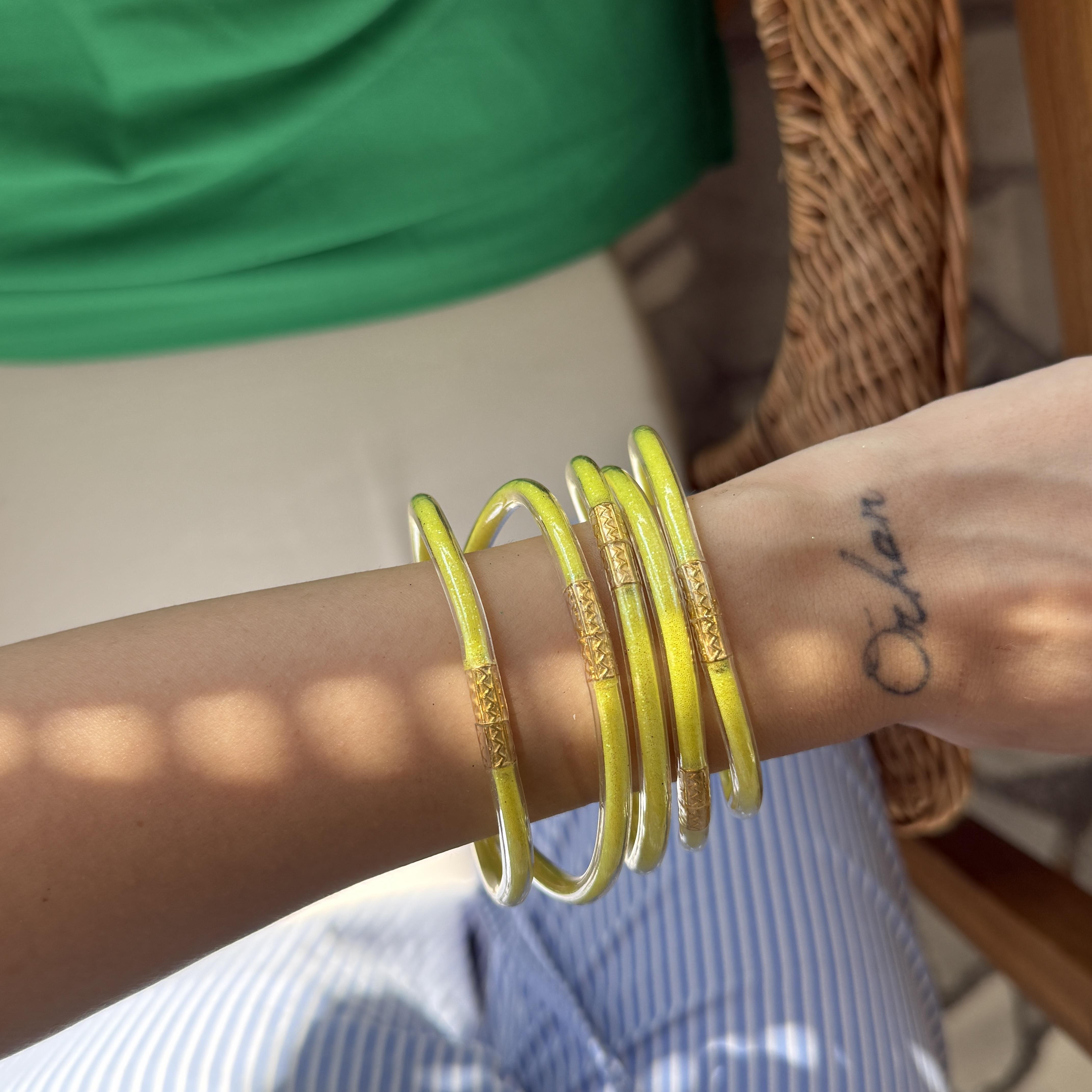 Fosfor Sarı Plastik Simli Bilezik Seti