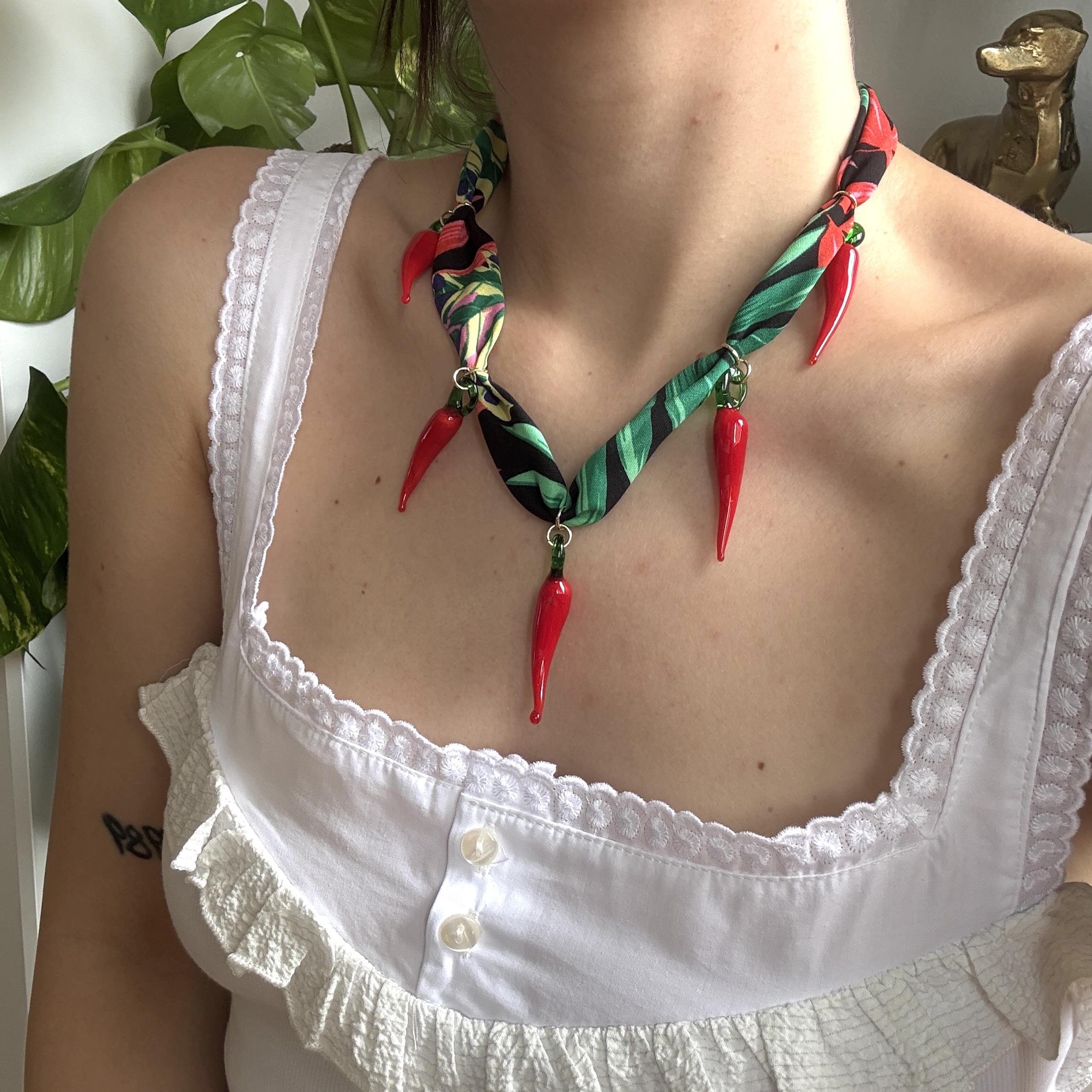 Fular Biber Charm Kolye