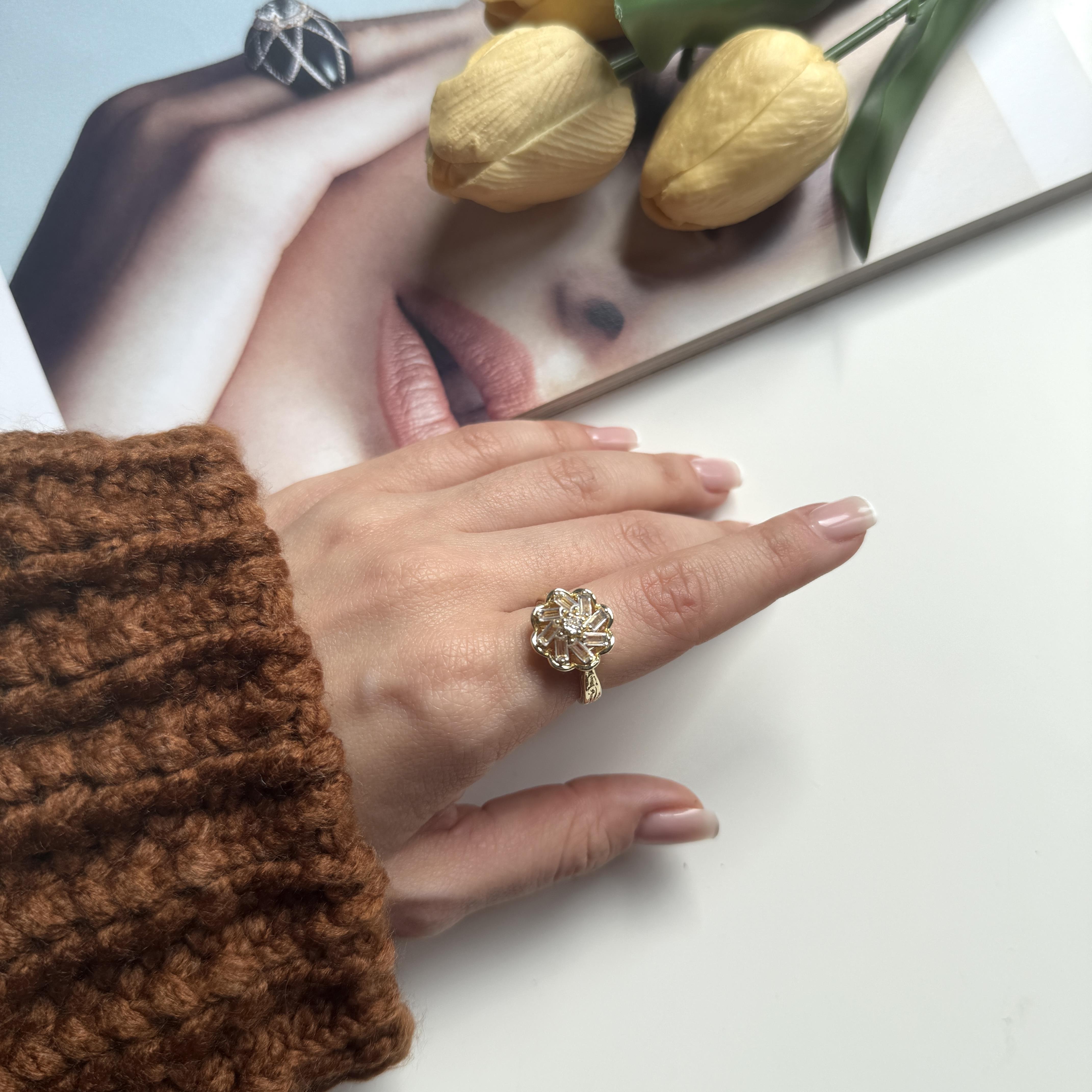 Gold Baget Taşlı Çiçek Yüzük