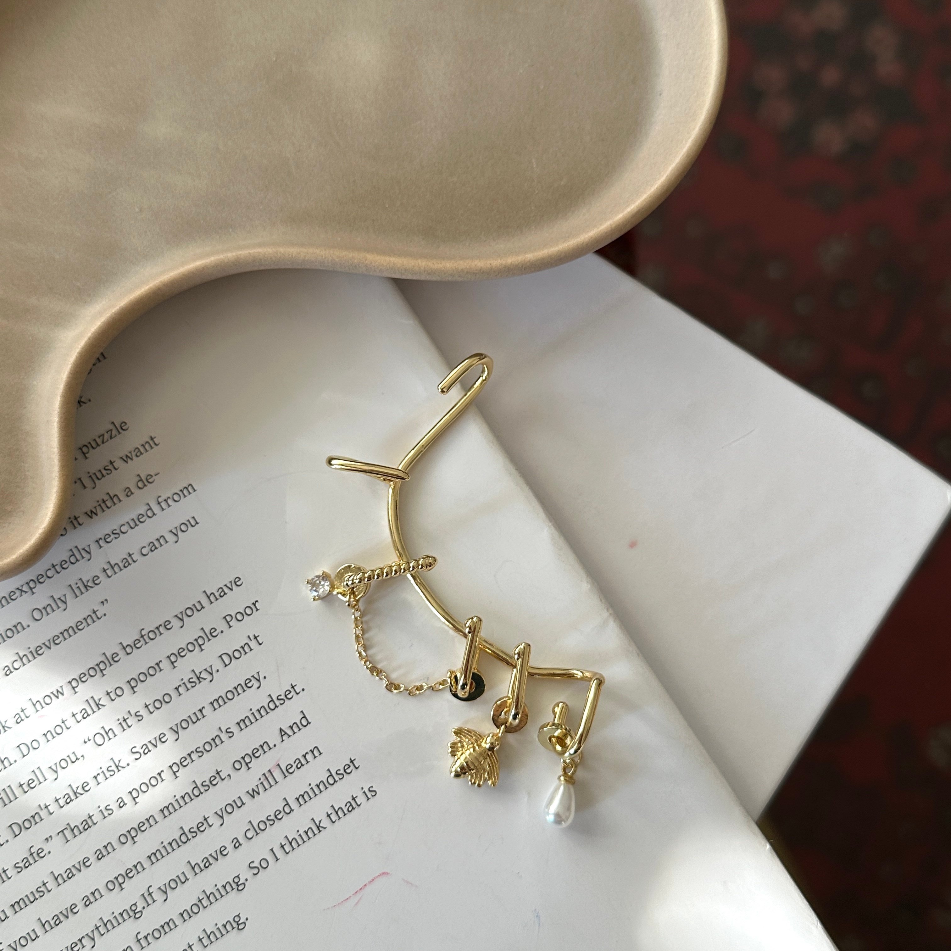 Gold Charmlı Earcuff Küpe