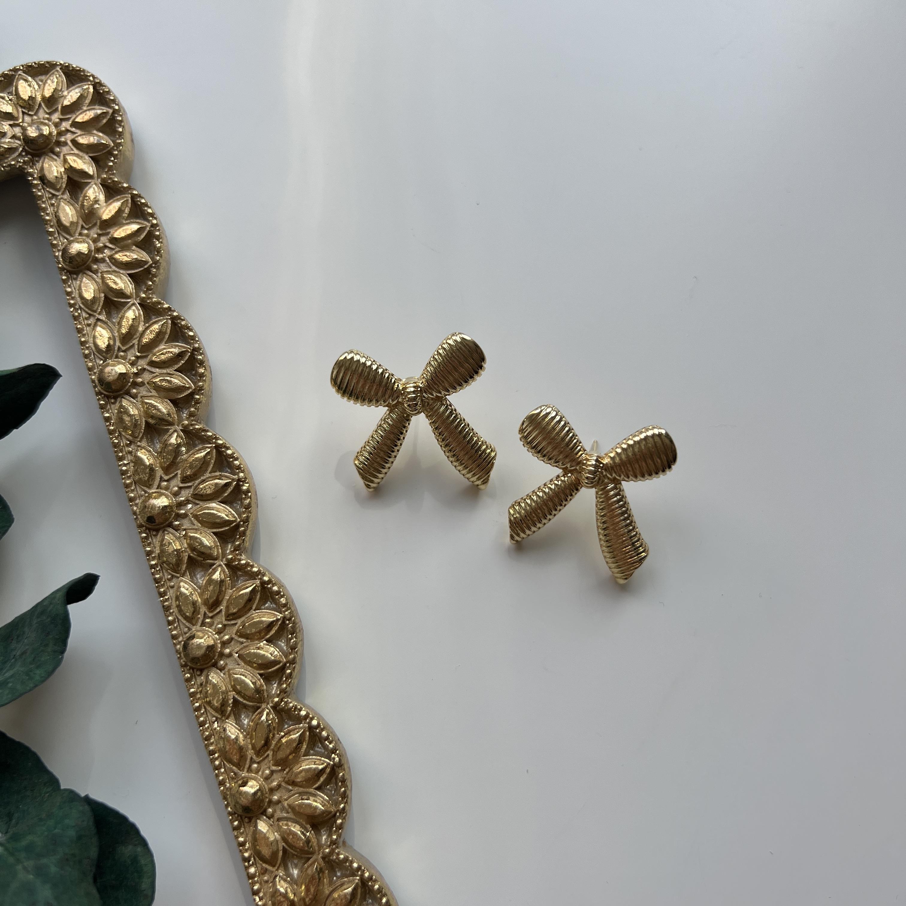 Gold Çizgili Fiyonk Küpe
