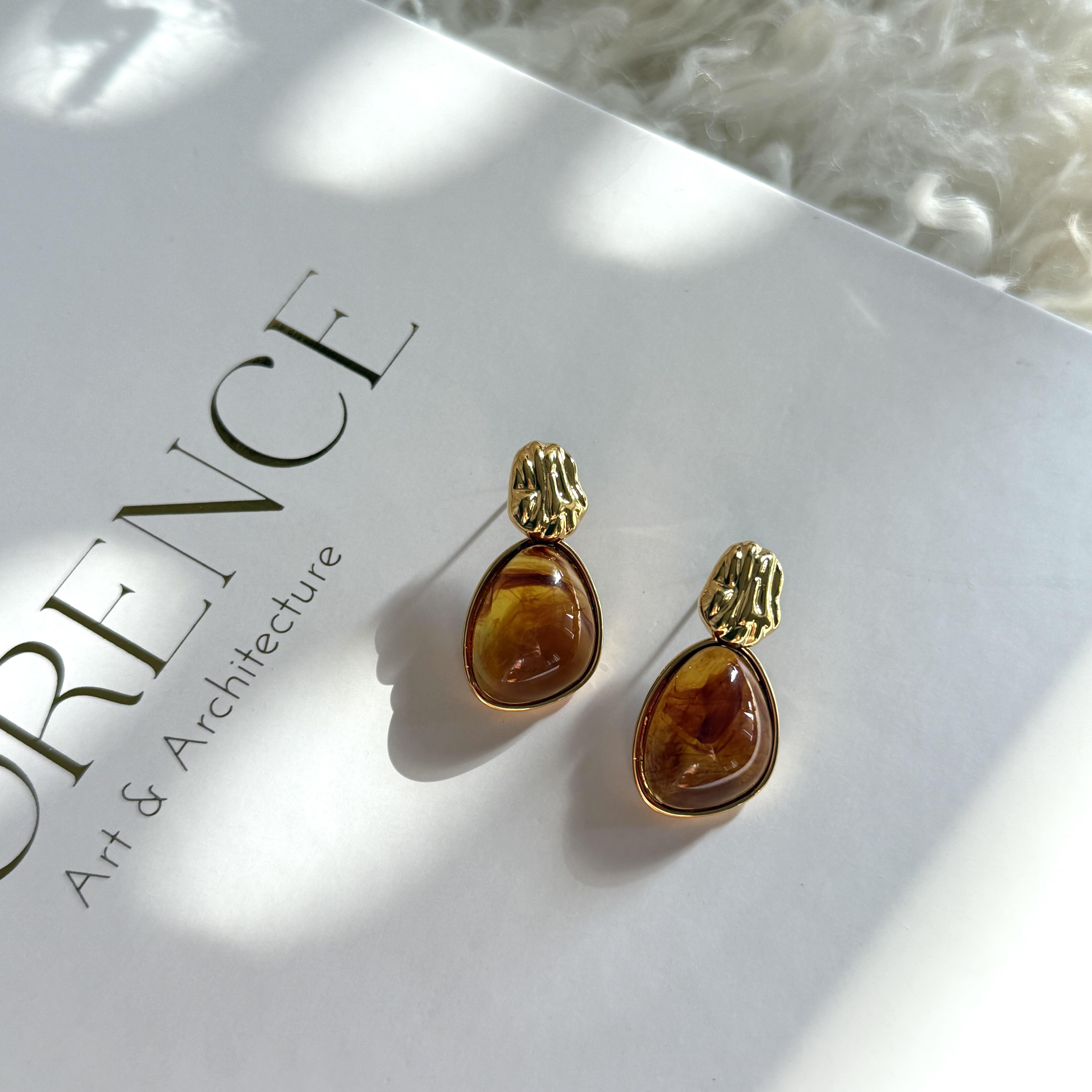 Gold Detaylı Kahve Akrilik Küpe