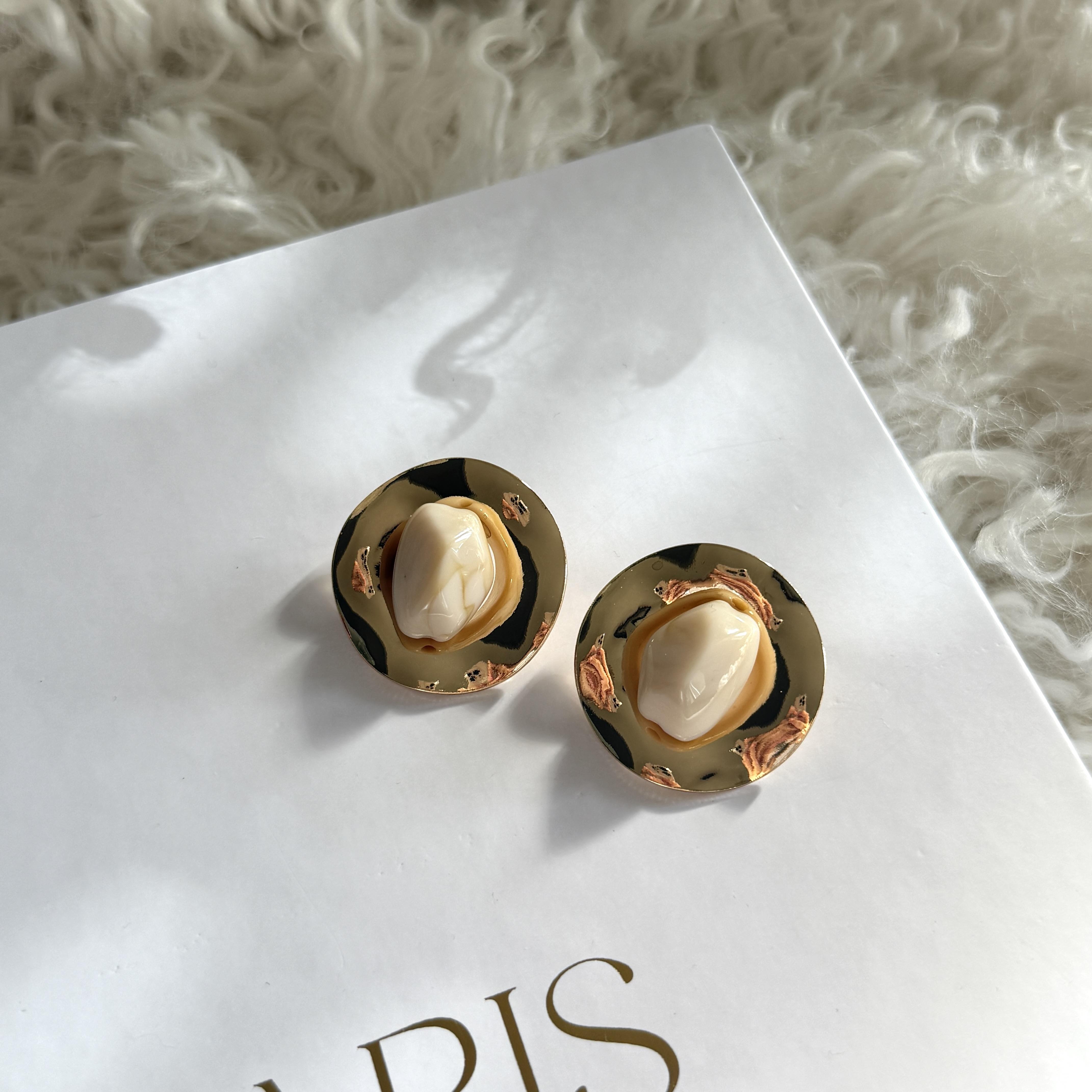 Gold Detaylı Krem Boncuk Küpe