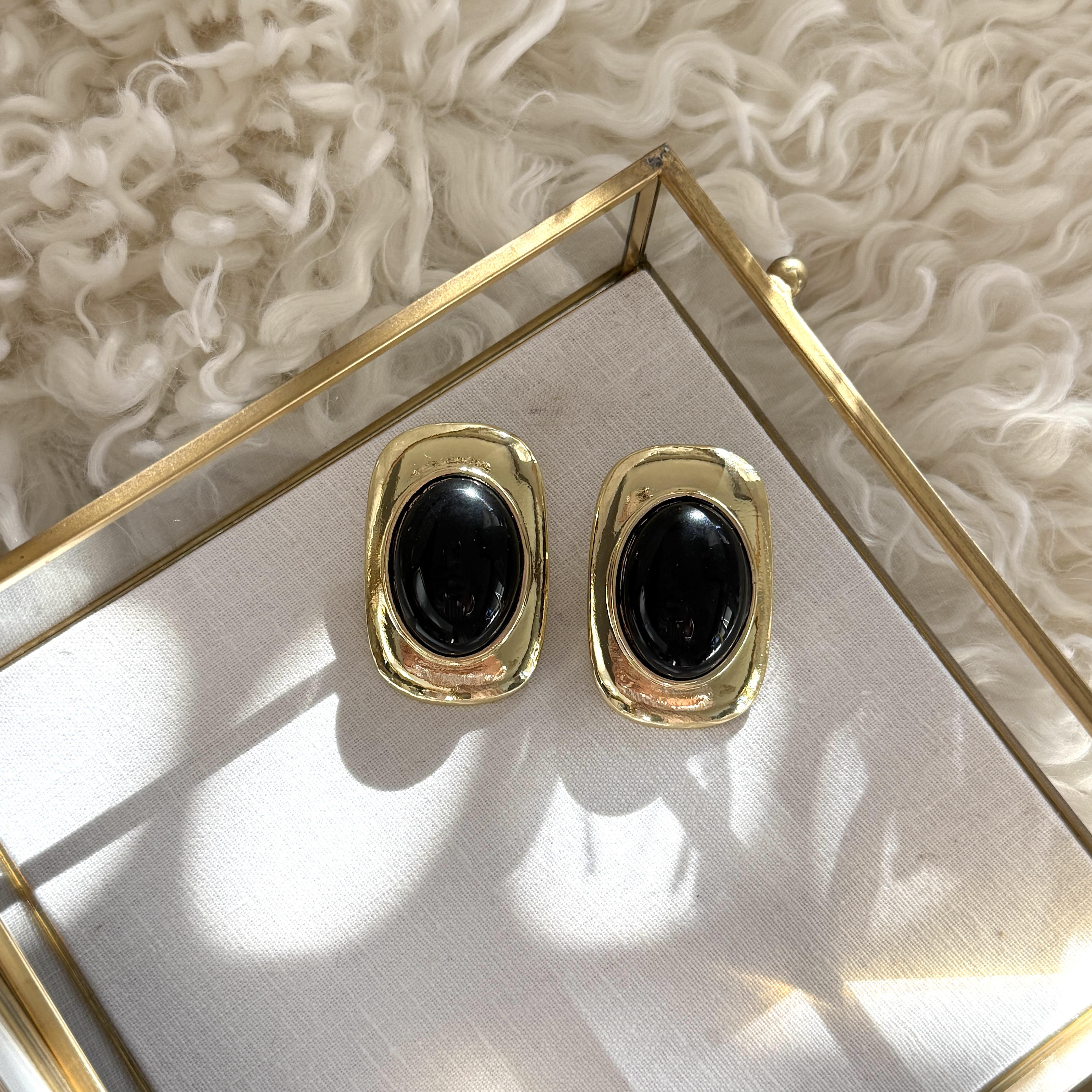 Gold Detaylı Oval Siyah Vintage Küpe