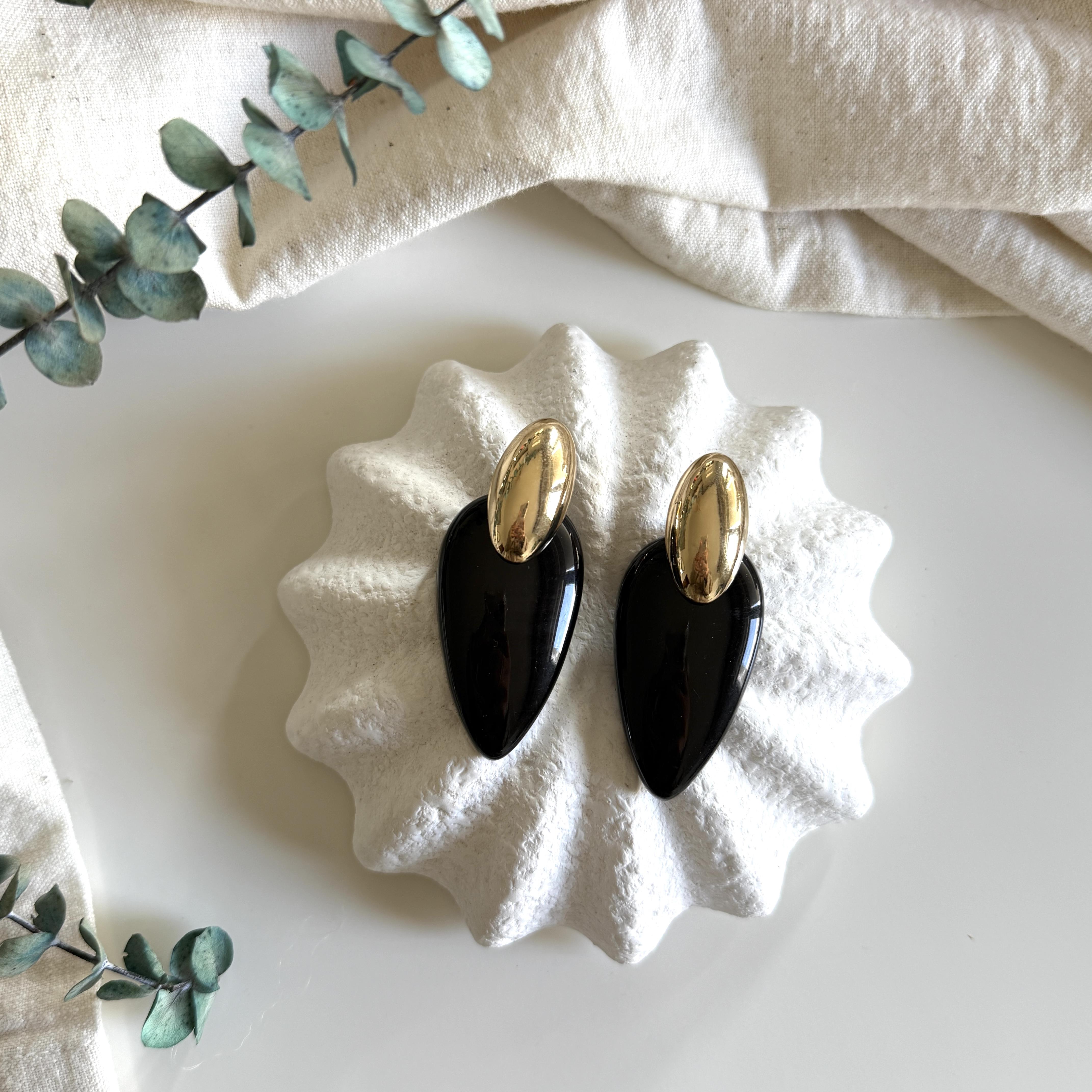 Gold Detaylı Siyah Kemik Küpe