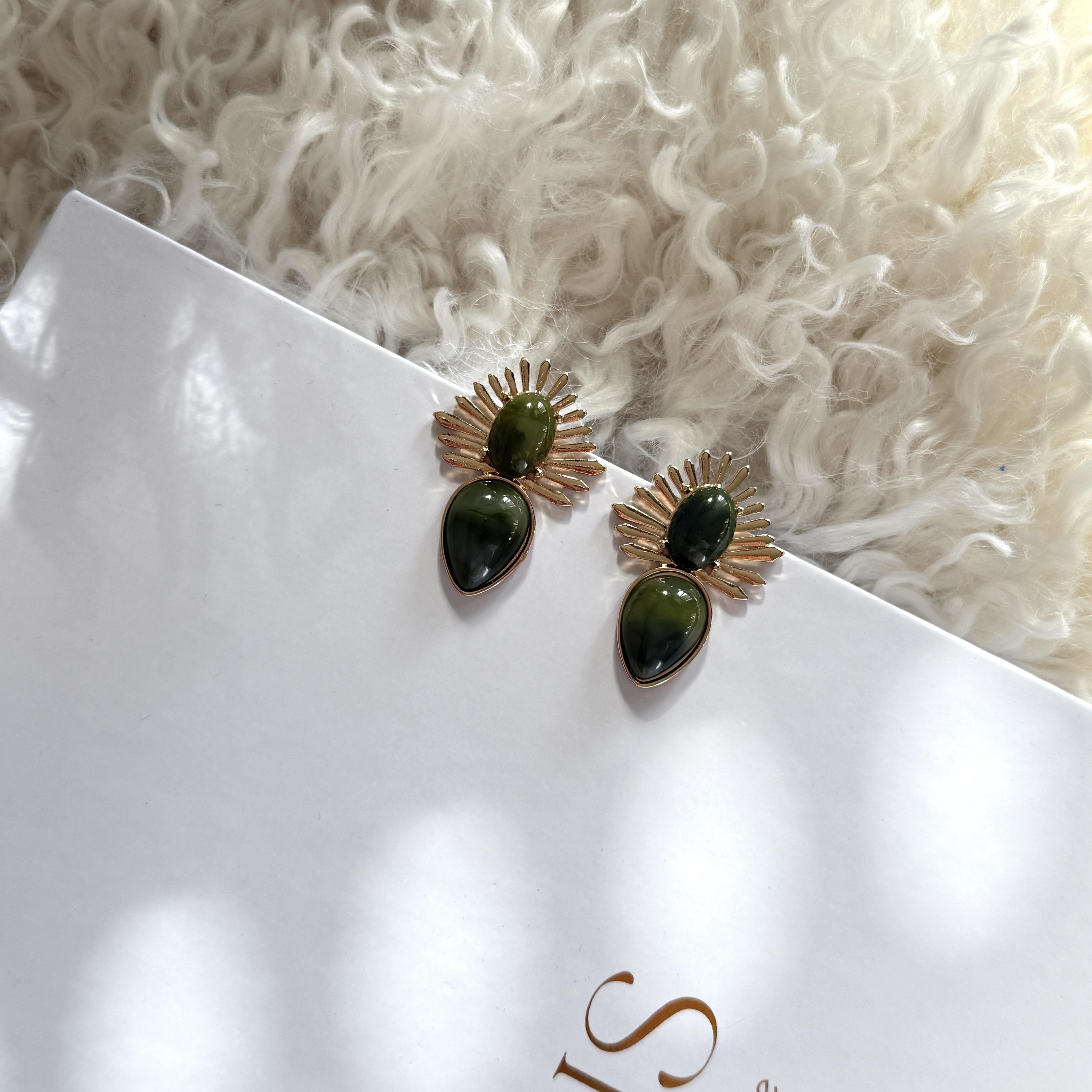 Gold Detaylı Yeşil Mineli Küpe