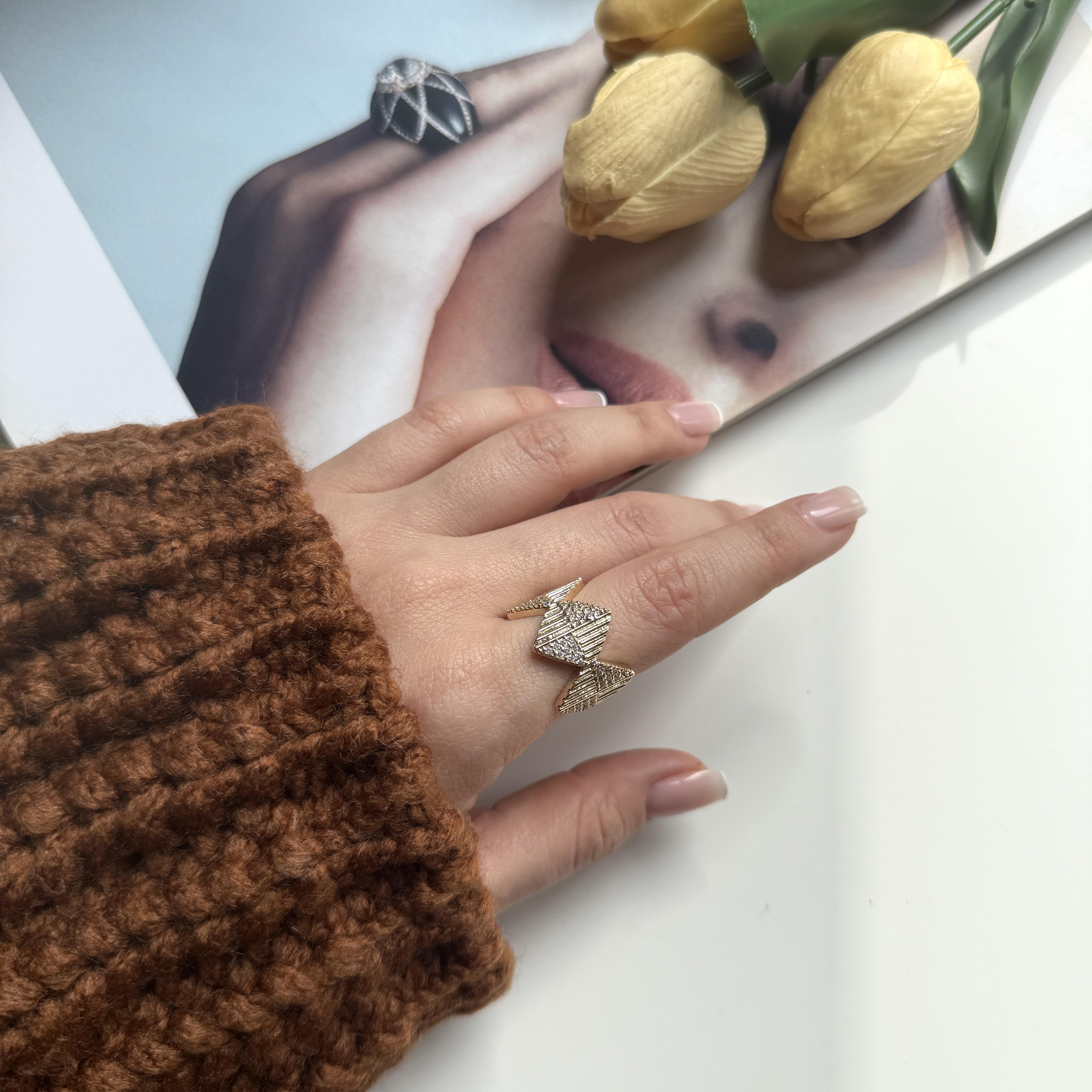 Gold Dokulu Taşlı Yüzük