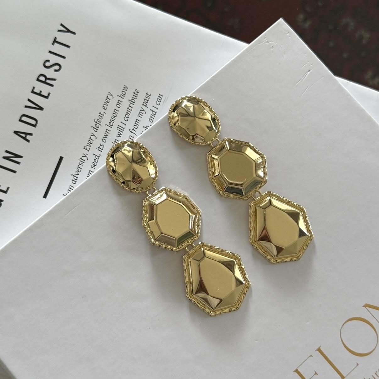 Gold Kristal Görünümlü Sallantı Küpe
