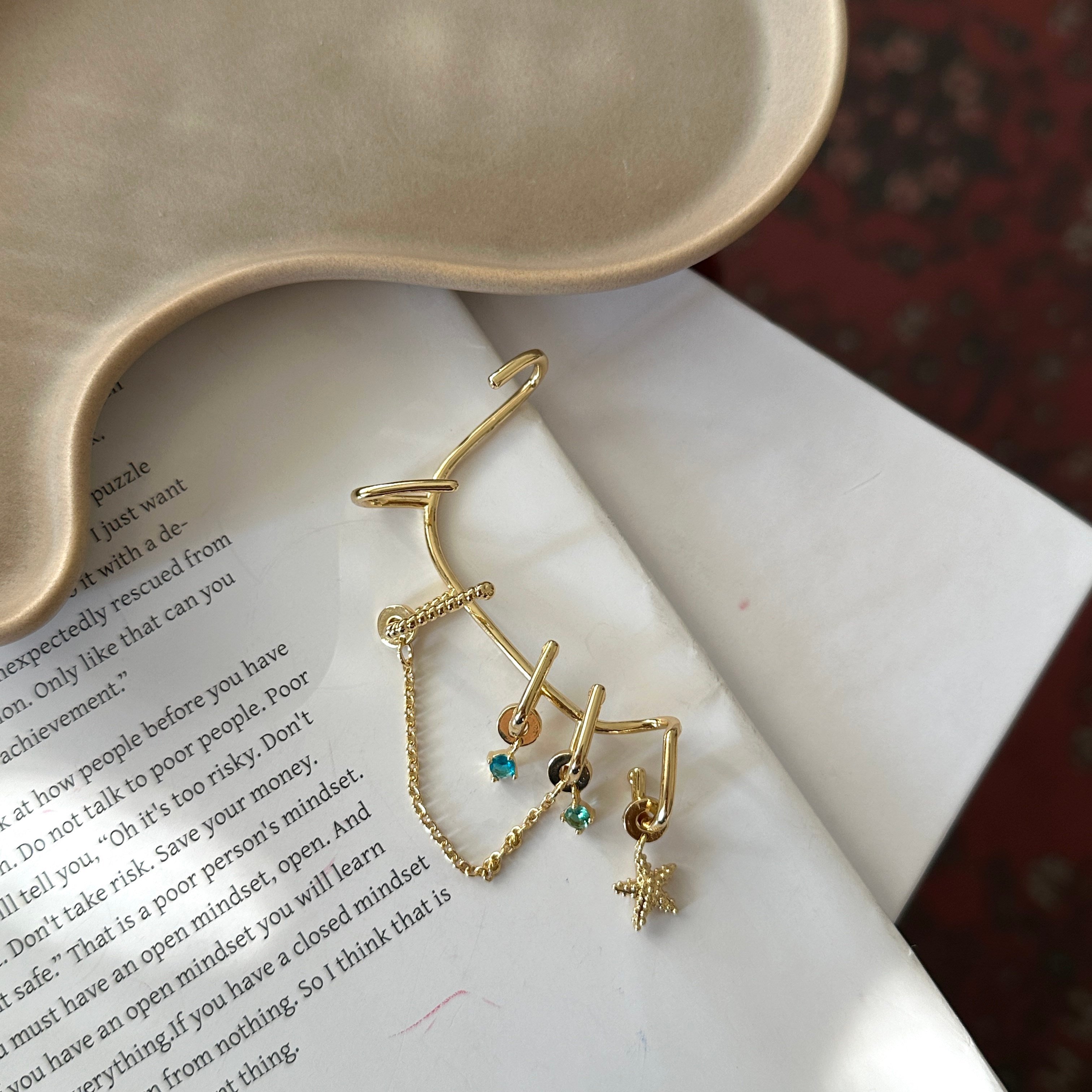 Gold Mavi Taşlı Charmlı Earcuff Küpe
