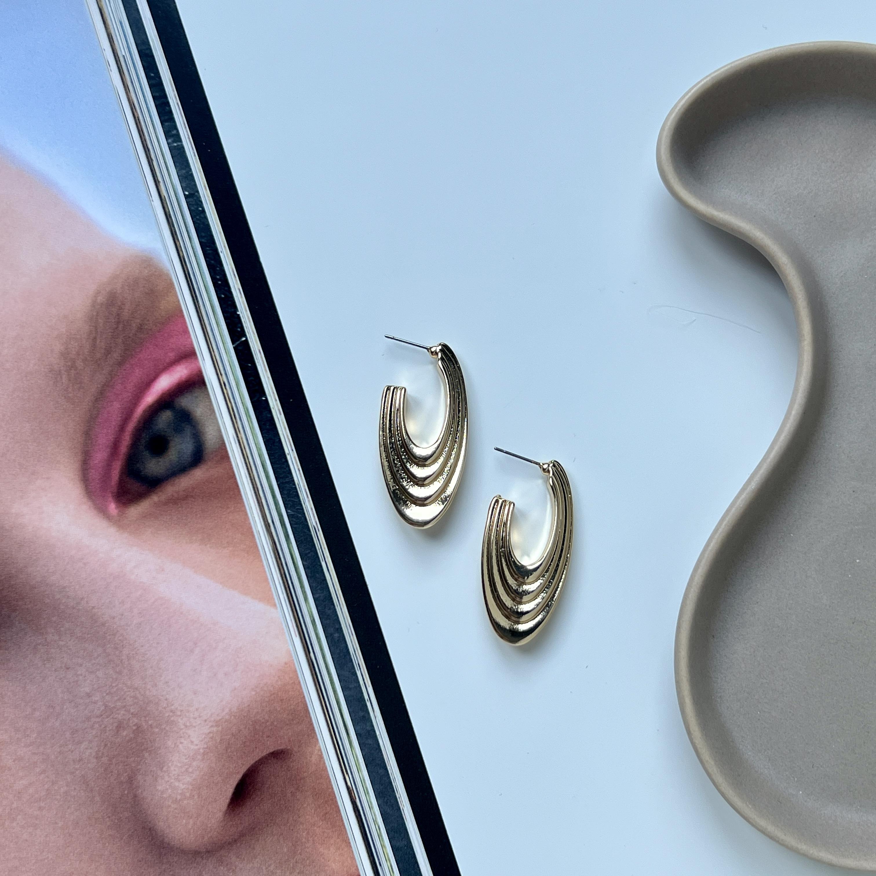 Gold Oval Çizgili Vintage Küpe
